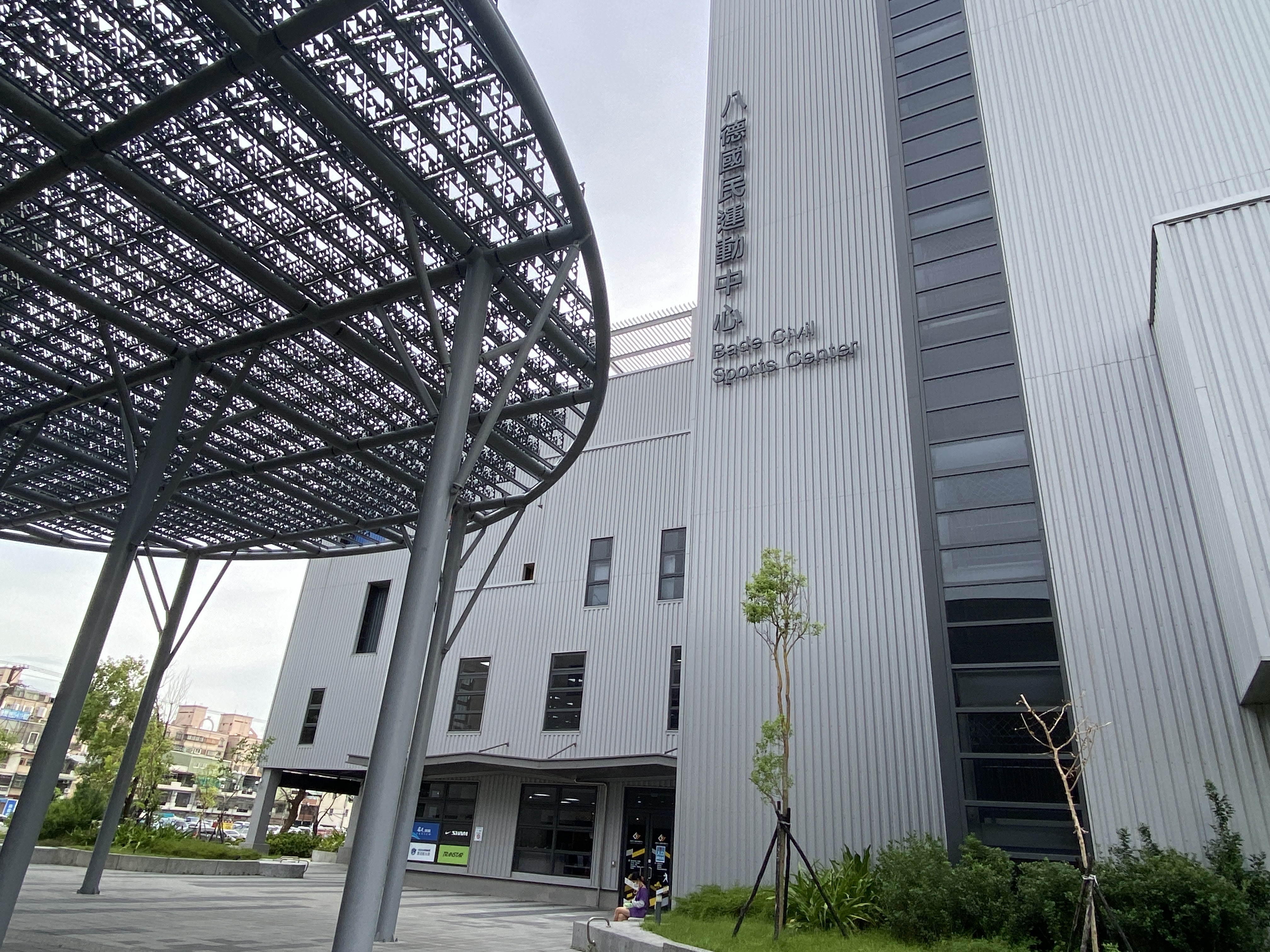 八德國民運動中去年底才啟用，未料今卻因地震傳出天花板隔音板掉落的情況。