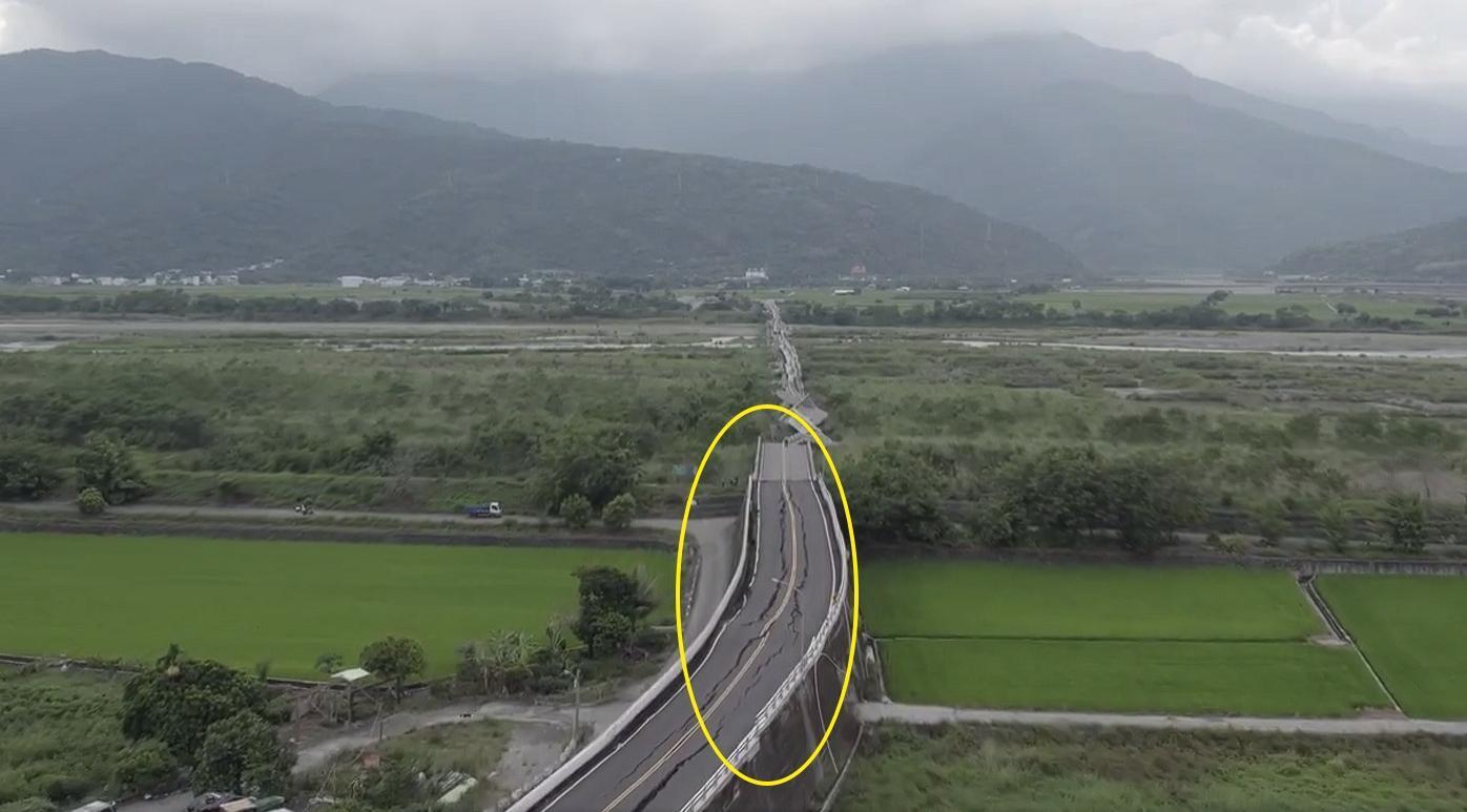 高寮大橋地震後橋面龜裂、橋墩遭震垮。(邱銘隆提供)