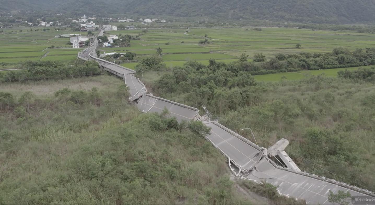 花蓮高寮大橋遭地震震垮橋墩、橋面斷裂。(邱銘隆提供)