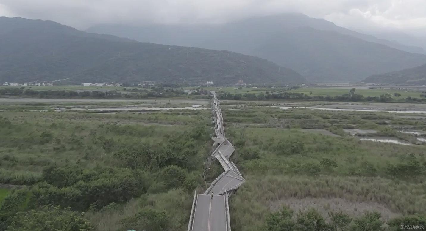 高寮大橋橋墩遭震垮,橋面向左右傾倒呈波浪狀。(邱銘隆提供)