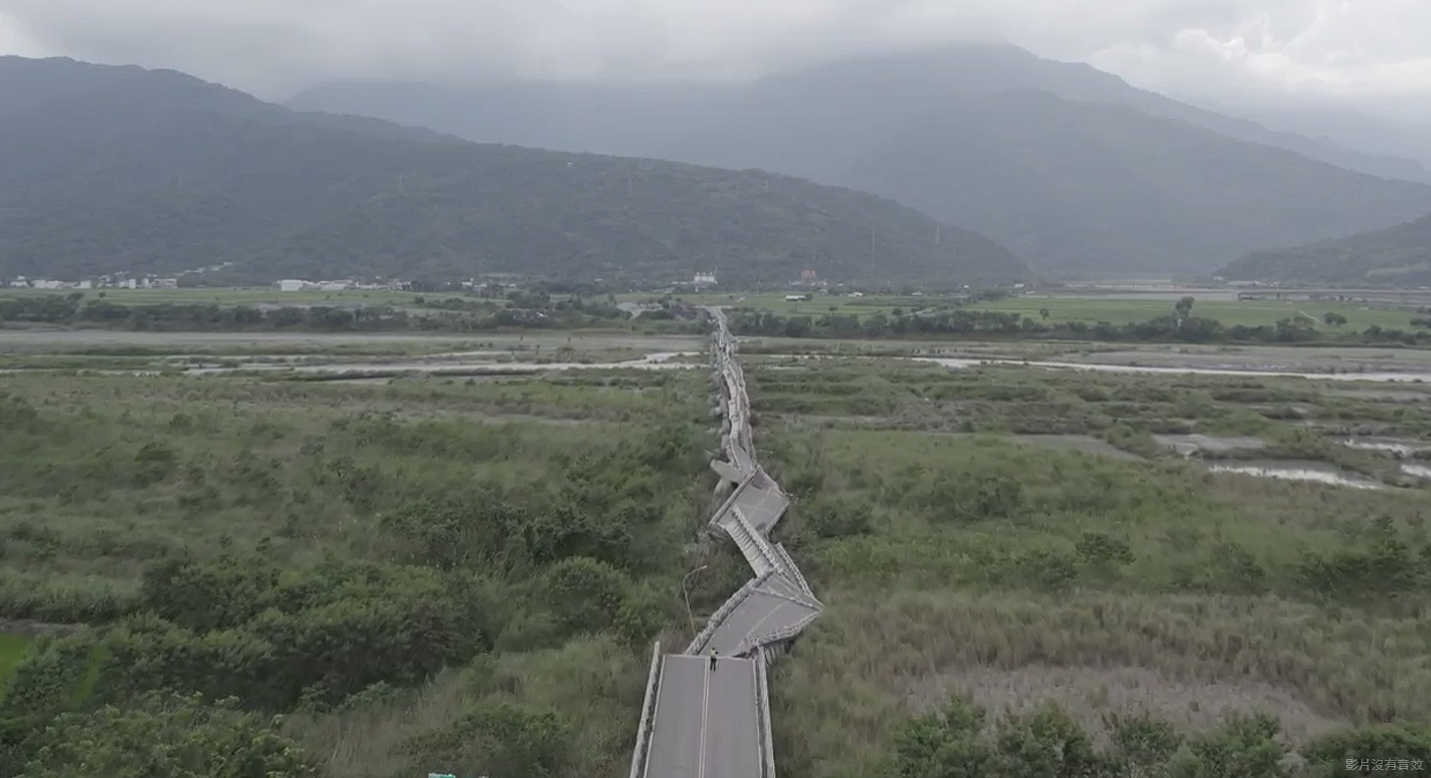 高寮大橋橋墩遭震垮，橋面向左右傾倒呈波浪狀。（邱銘隆提供）