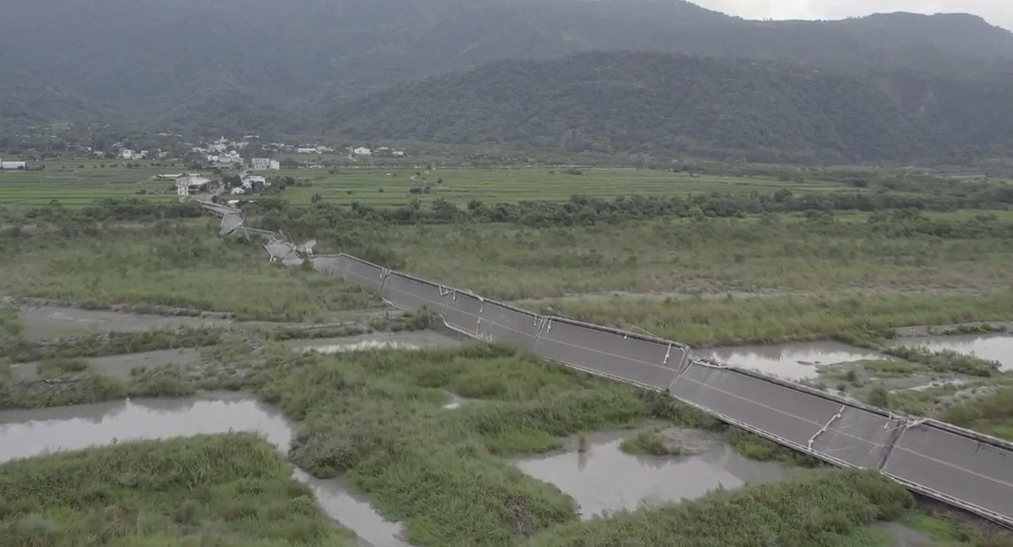 花蓮高寮大橋遭地震震垮橋墩、橋面斷裂。(邱銘隆提供)