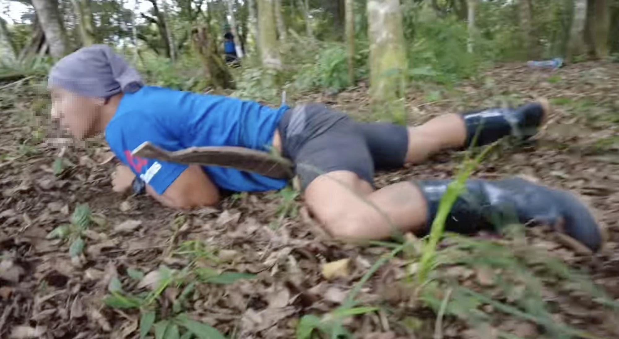 被地震搖晃劇烈震飛的男子，冷靜地匍匐在地上。（翻攝卓溪鄉登山協會臉書）
