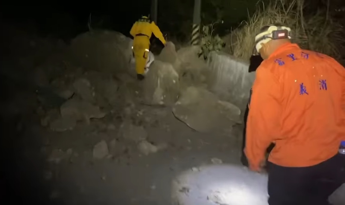 六十石山聯外道路全斷，Kolas曝光義消人員前往山區搜救的畫面，並透露「狀況比我們想像的嚴重。」（翻攝自Kolas Yotaka臉書）