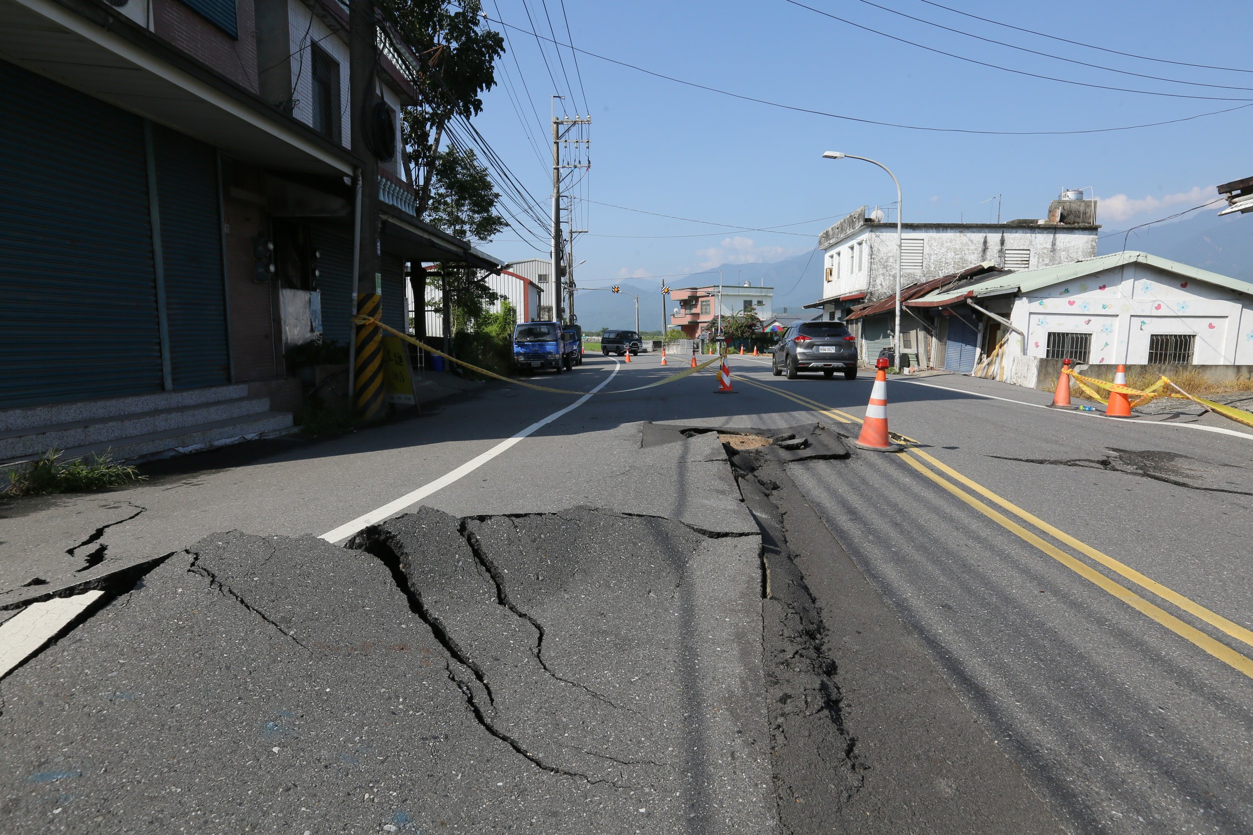 花蓮松浦里街道因昨日強震關係，路面斷裂。