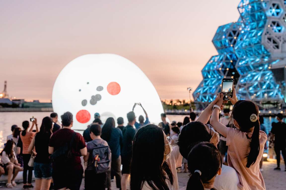 「無所事事小海豹」等6個台灣貼圖角色變身水上巨型氣球裝置，吸引人潮在愛河畔拍照打卡。（高雄市政府提供）