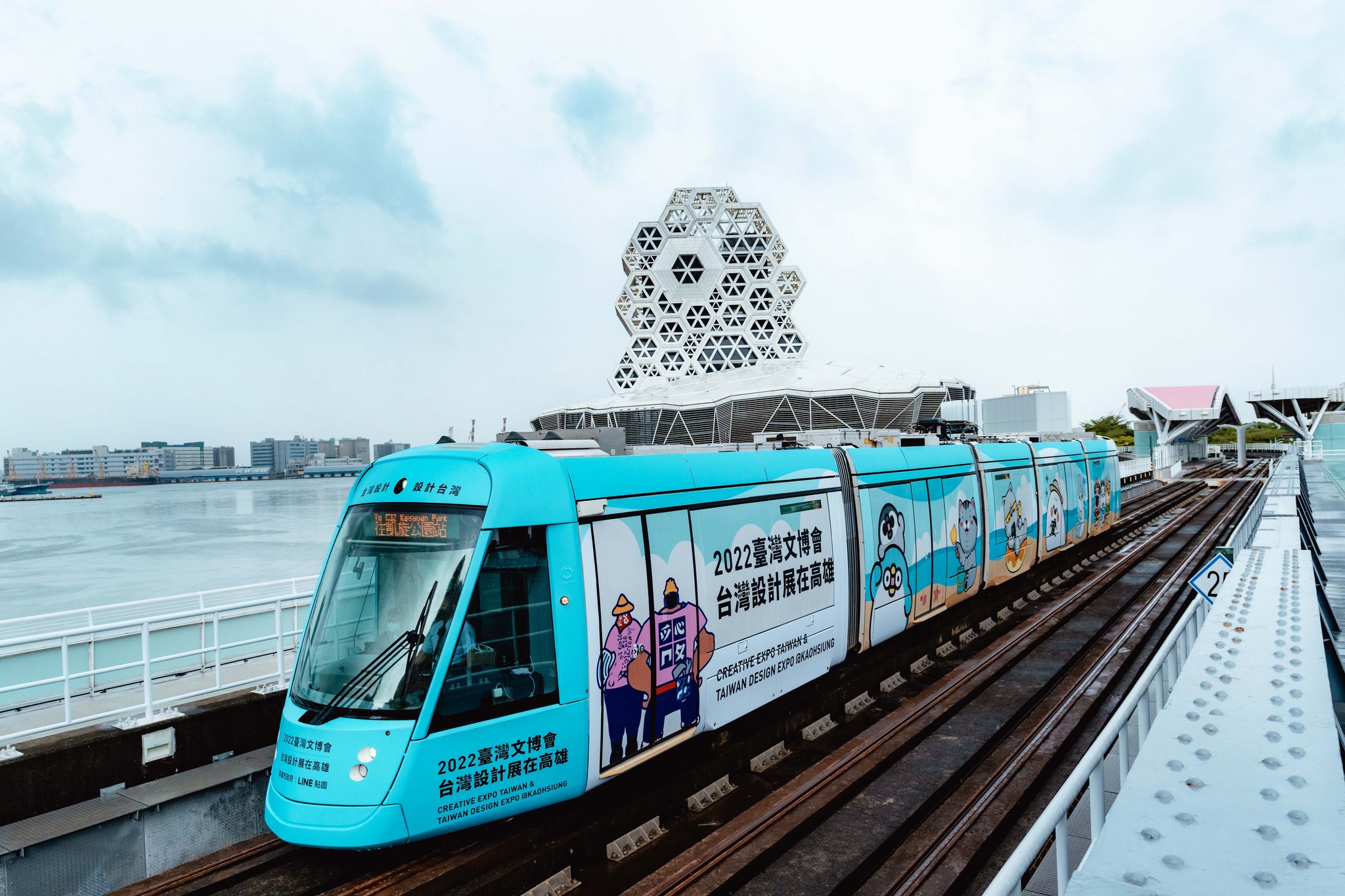 高雄輕軌推出貼圖角色的彩繪車身。（翻攝自陳其邁臉書）