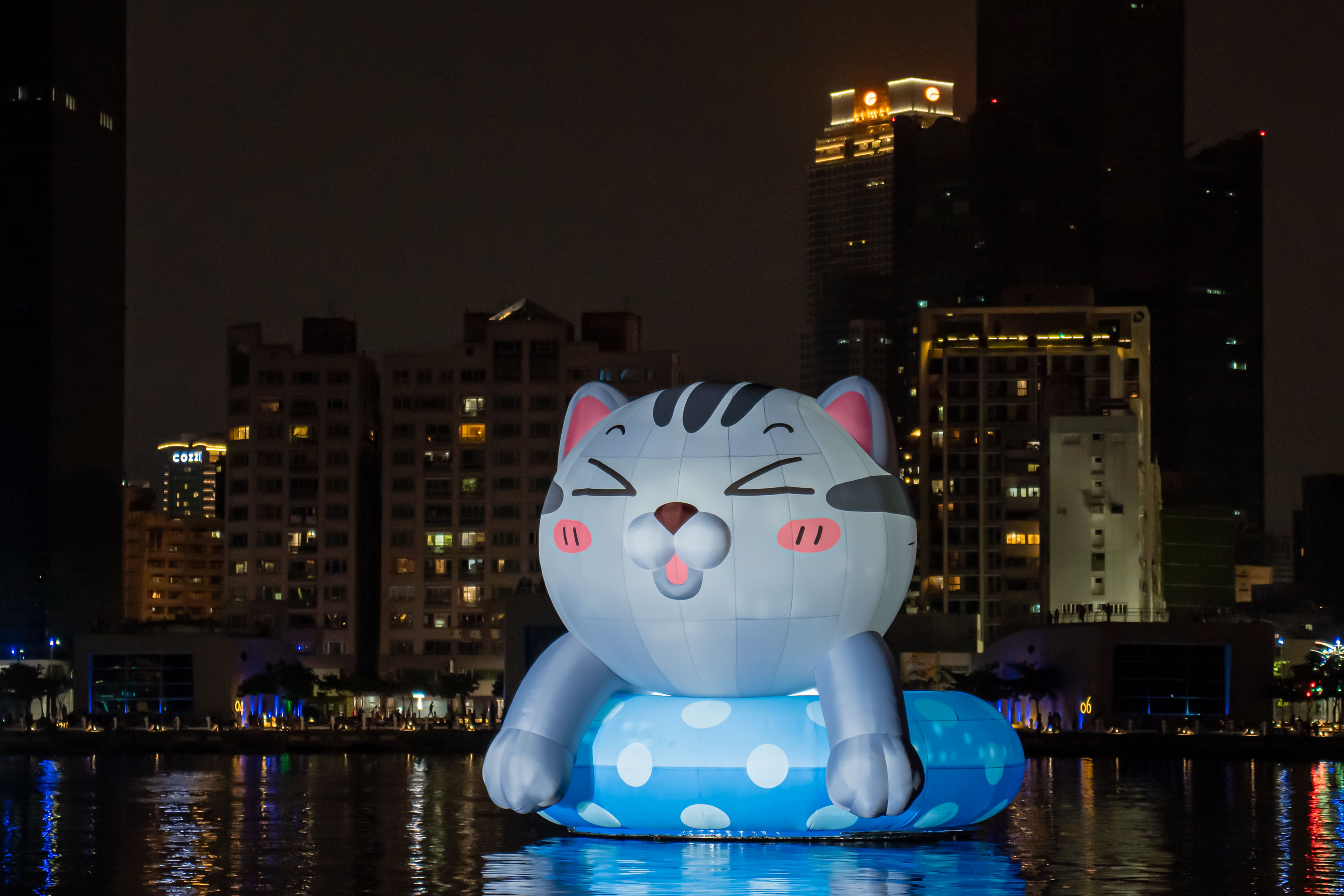 「塔仔不正經」水上巨型氣球裝置。(LINE提供)