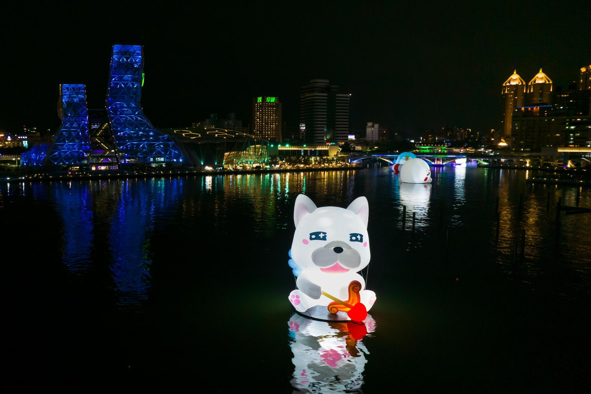 「豆卡頻道」裡的角色「茶包」化身愛神邱比特,漂浮在愛河灣。(LINE提供)