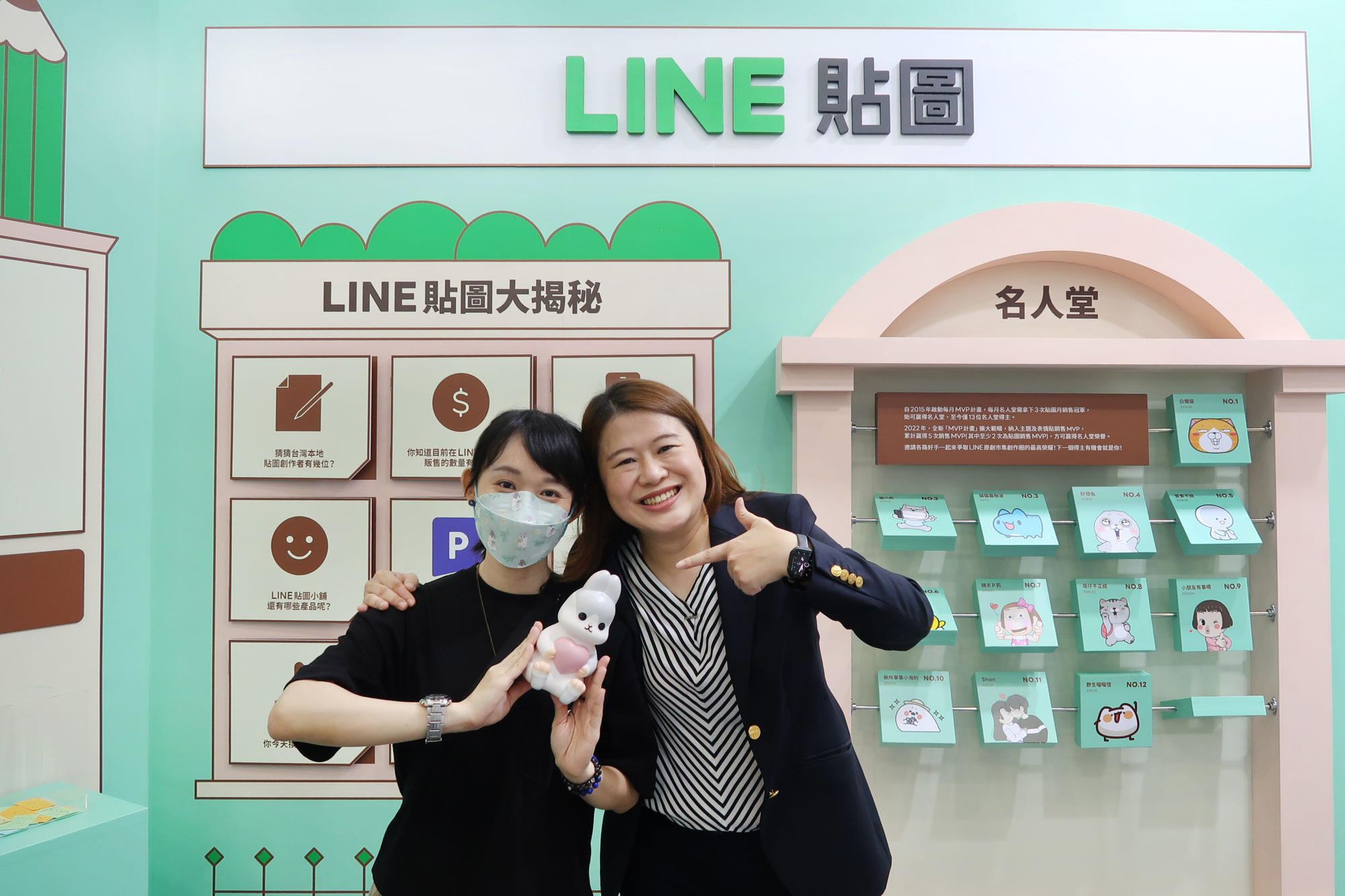 LINE台灣貼圖暨創作者事業部資深總監呂苔君(右)與「ㄇㄚˊ幾兔」作者YUKIJI(左)。(LINE提供)