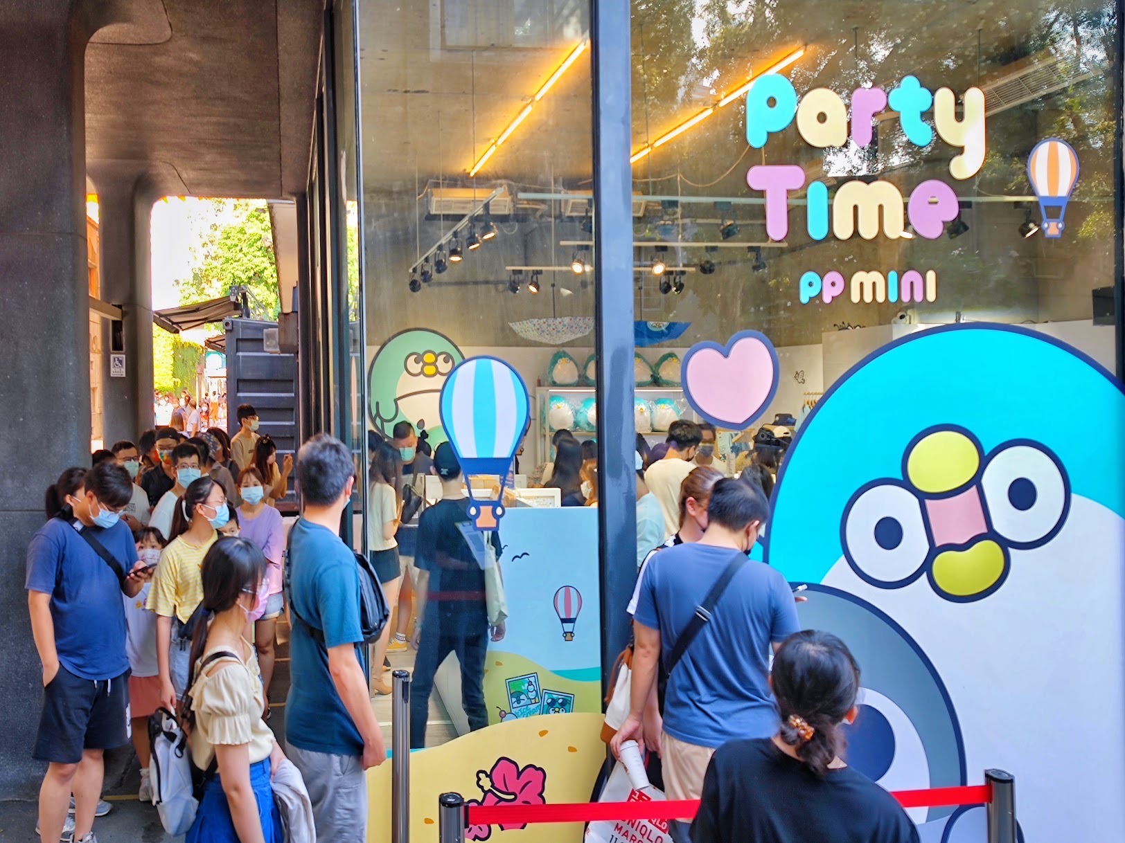 「PP mini小小企鵝」在全台設置多間實體快閃店，不少粉絲排隊購買周邊商品。（LINE提供）