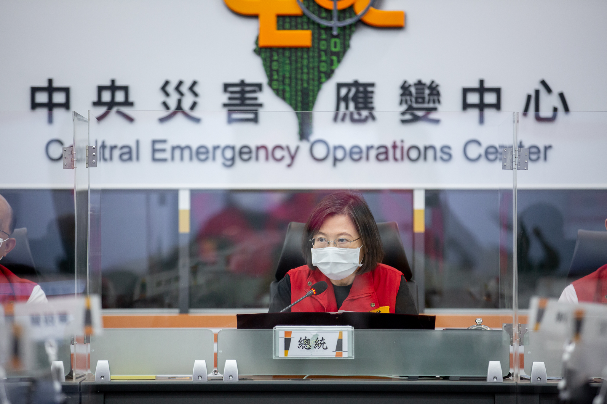 總統蔡英文挨轟前往台東災變中心，念完稿就直接離開，讓現場所有人錯愕不已。（總統府提供）