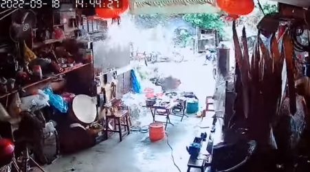 花蓮玉里一戶人家遇強震來襲，搖晃幅度相當大，民眾站不穩、連魚缸的水也四處飛濺。（翻攝自爆料公社）