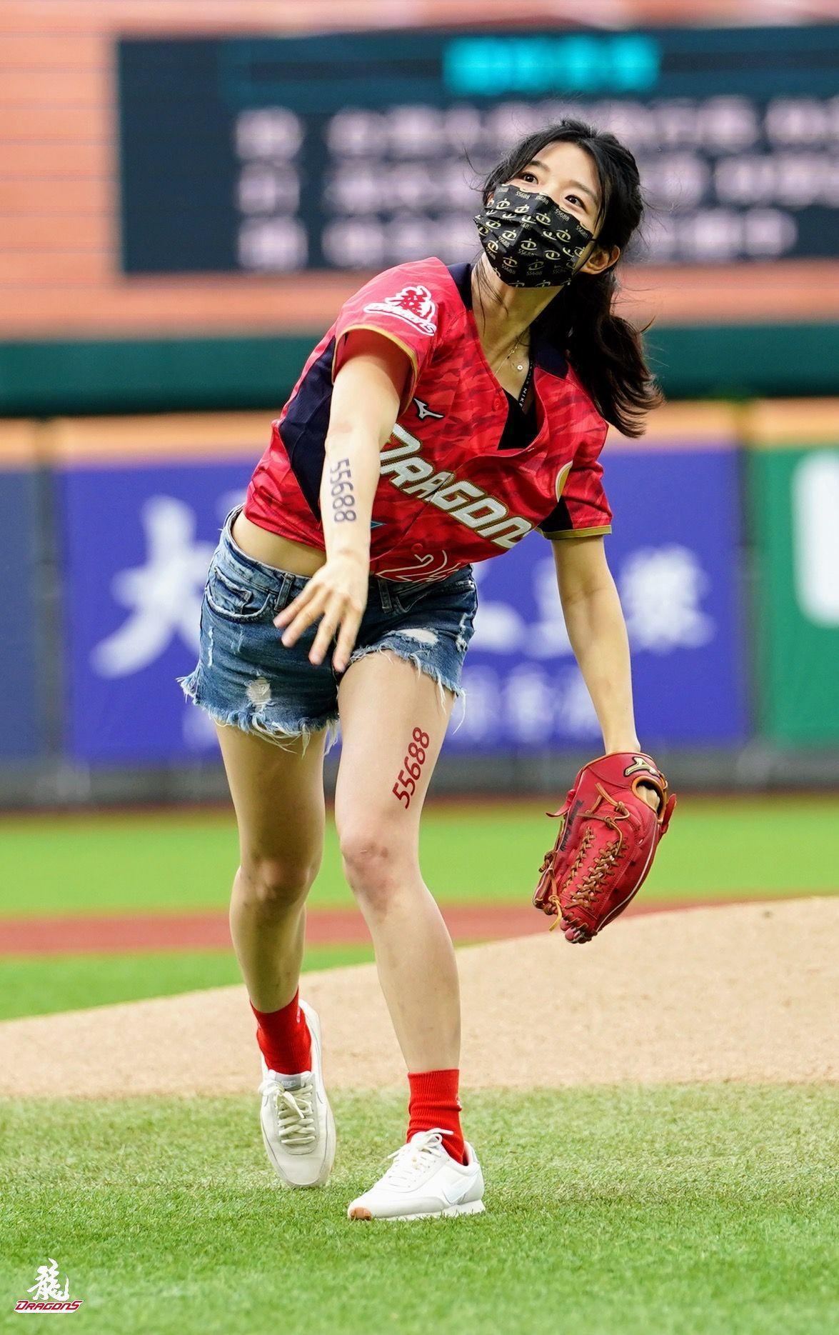 林念臻今年6月為龍象大戰開球，大秀55688字樣為公司宣傳。（翻攝自味全龍臉書）