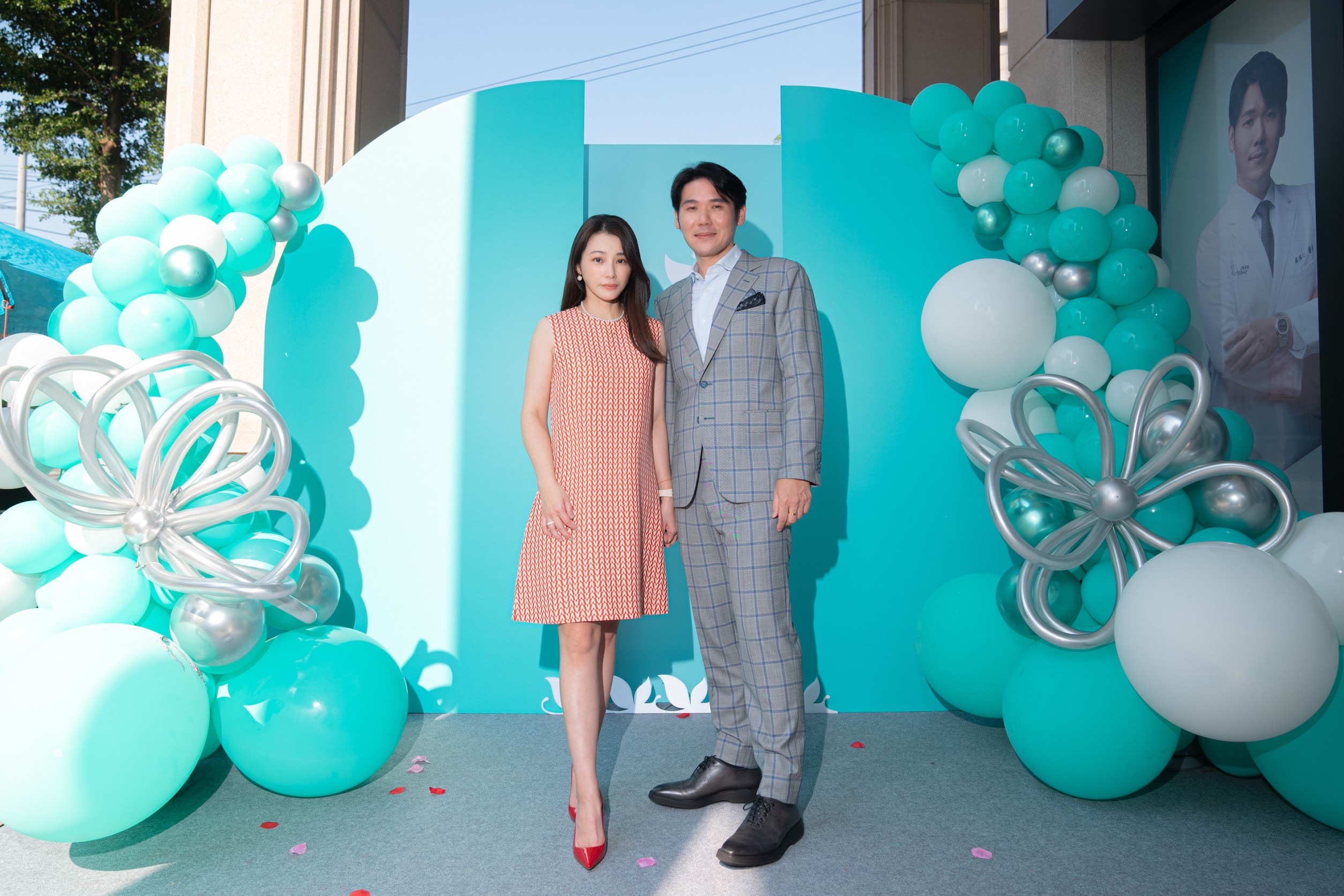 陳怡蓉（18日）出席老公薛博仁醫師在新竹開幕的聖緹雅醫美診所。（聖緹雅提供）