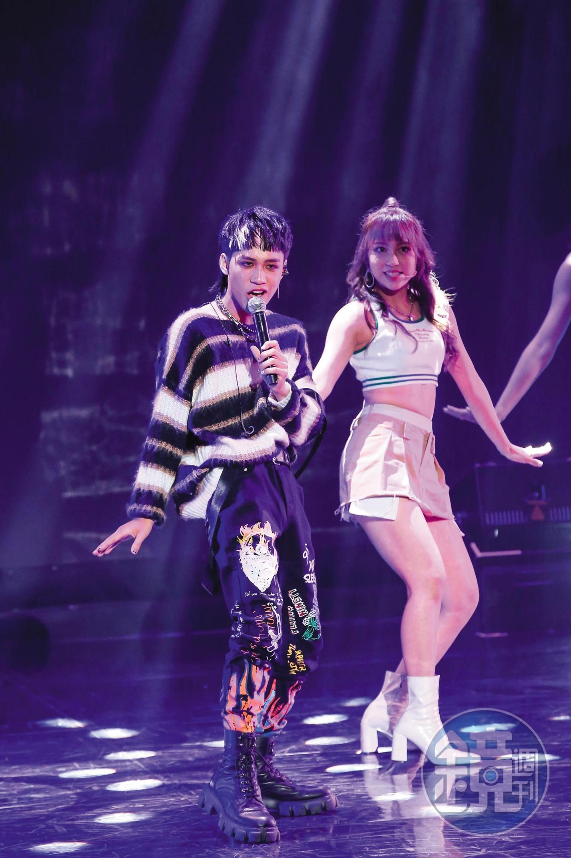巴比在原子少年演唱會上表演個人新曲〈你說的都對〉,開全麥唱跳,全場尖叫聲不斷。