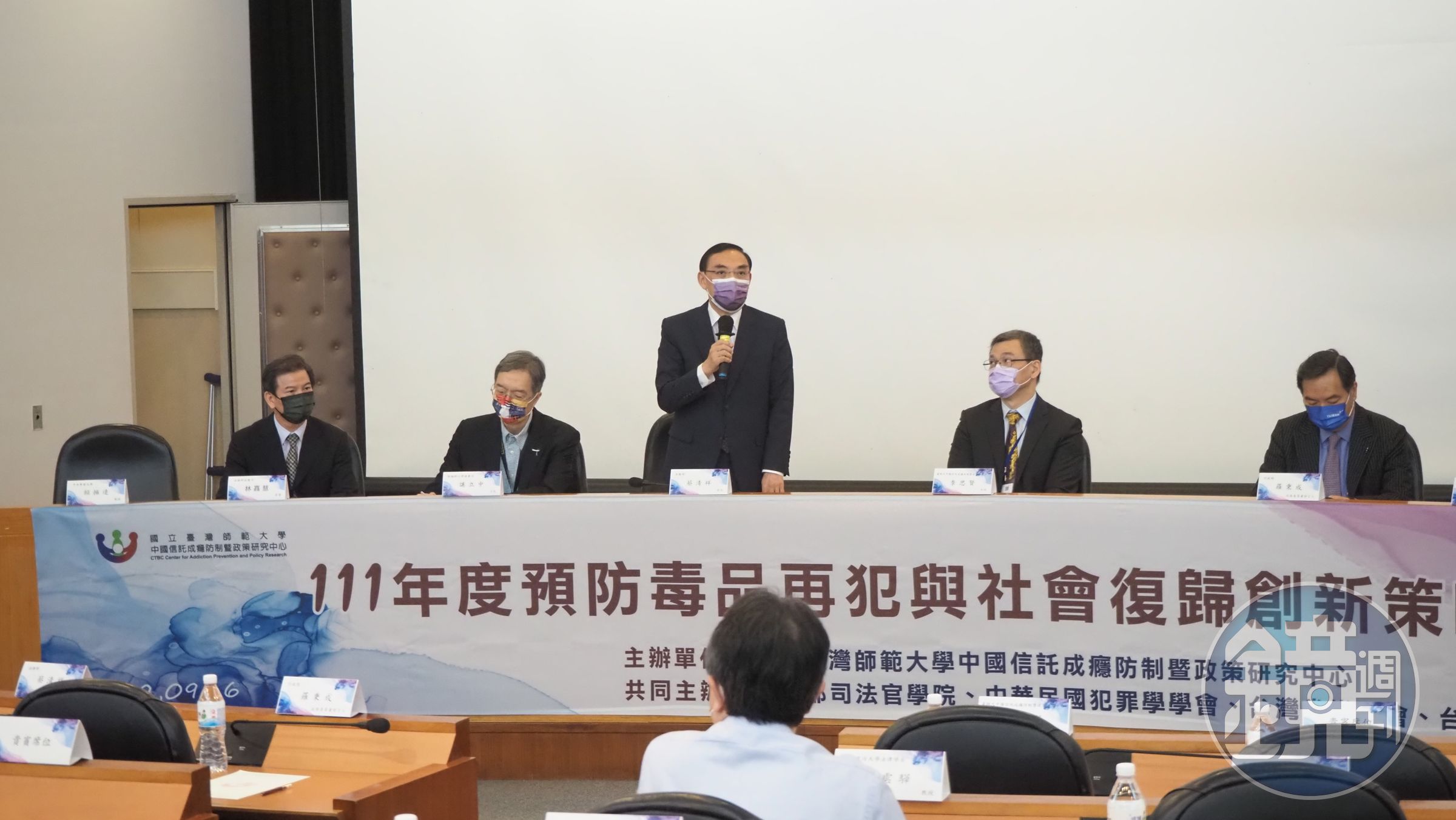 法務部長蔡清祥（中）出席「預防毒品再犯與社會復歸創新策略研討會」。