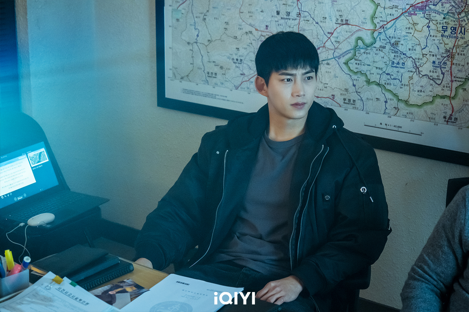 玉澤演在《BLIND 局中人》飾演熱血刑警,查看被害者屍體時竟然「變態殺人魔上身」,嚇壞法醫。(愛奇藝國際站提供)