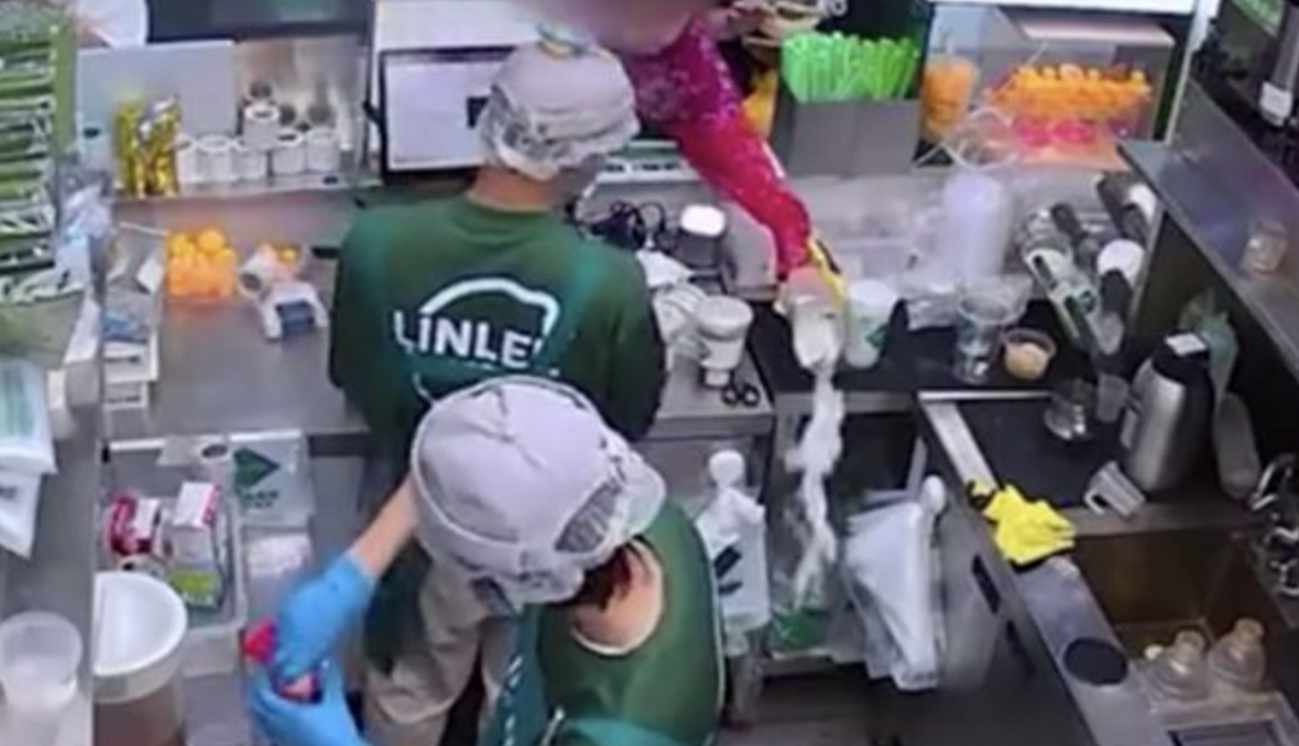 女子將整杯飲料網櫃檯內倒，隨後轉身走人。（翻攝自微博）