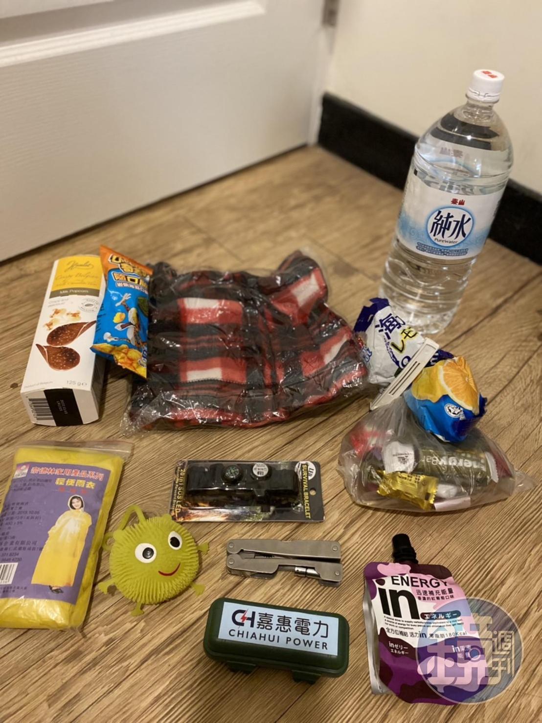 她的防災包內容相當輕便,裝在束口袋裡隨時可以帶著跑。
