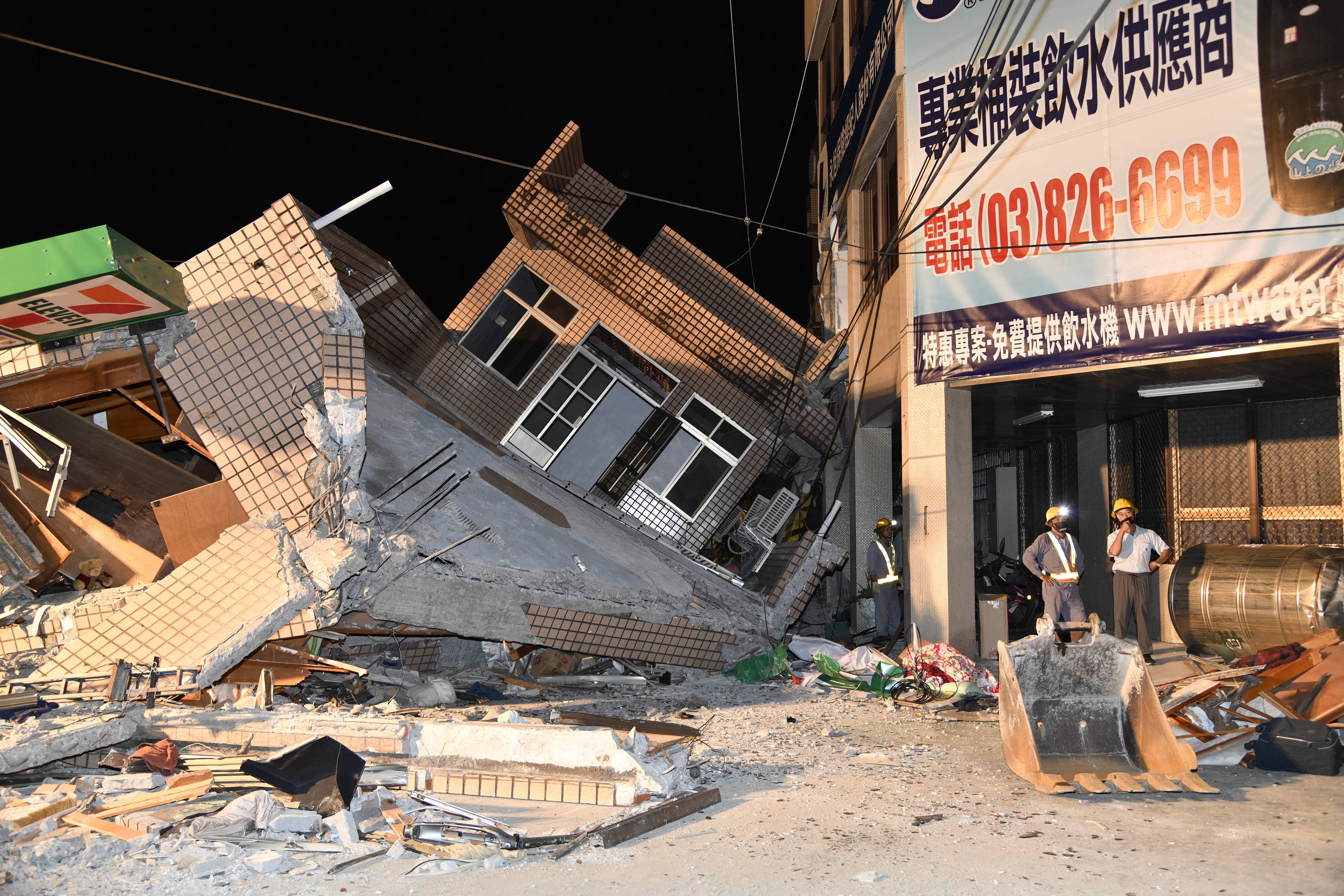 強震震垮花蓮玉里一家超商，所幸受困民眾已全數救出。