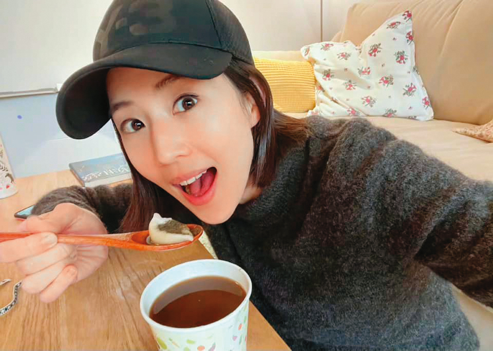 張鈞甯去年也學習監製工作，還到處找企業包場。（翻攝自張鈞甯臉書）