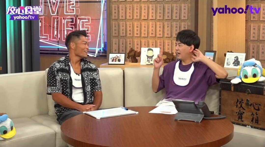 黃子佼不停嘗試從李玖哲的表情中猜出嘉賓身分。(Yahoo TV《佼心食堂》提供)