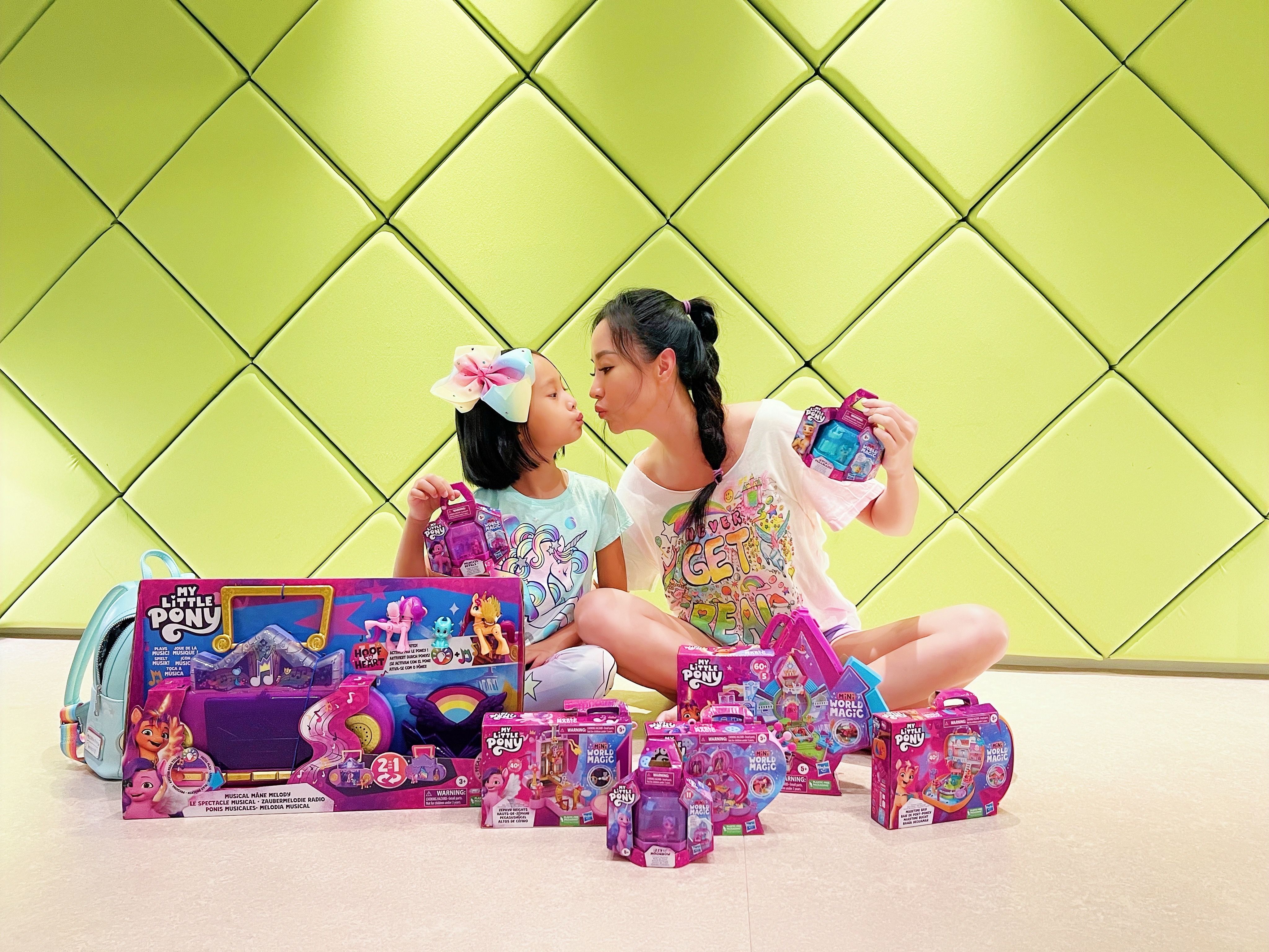 關穎與女兒CC都難擋彩虹小馬魅力，特地穿上整身彩虹小馬打扮，享受親子同樂時光。