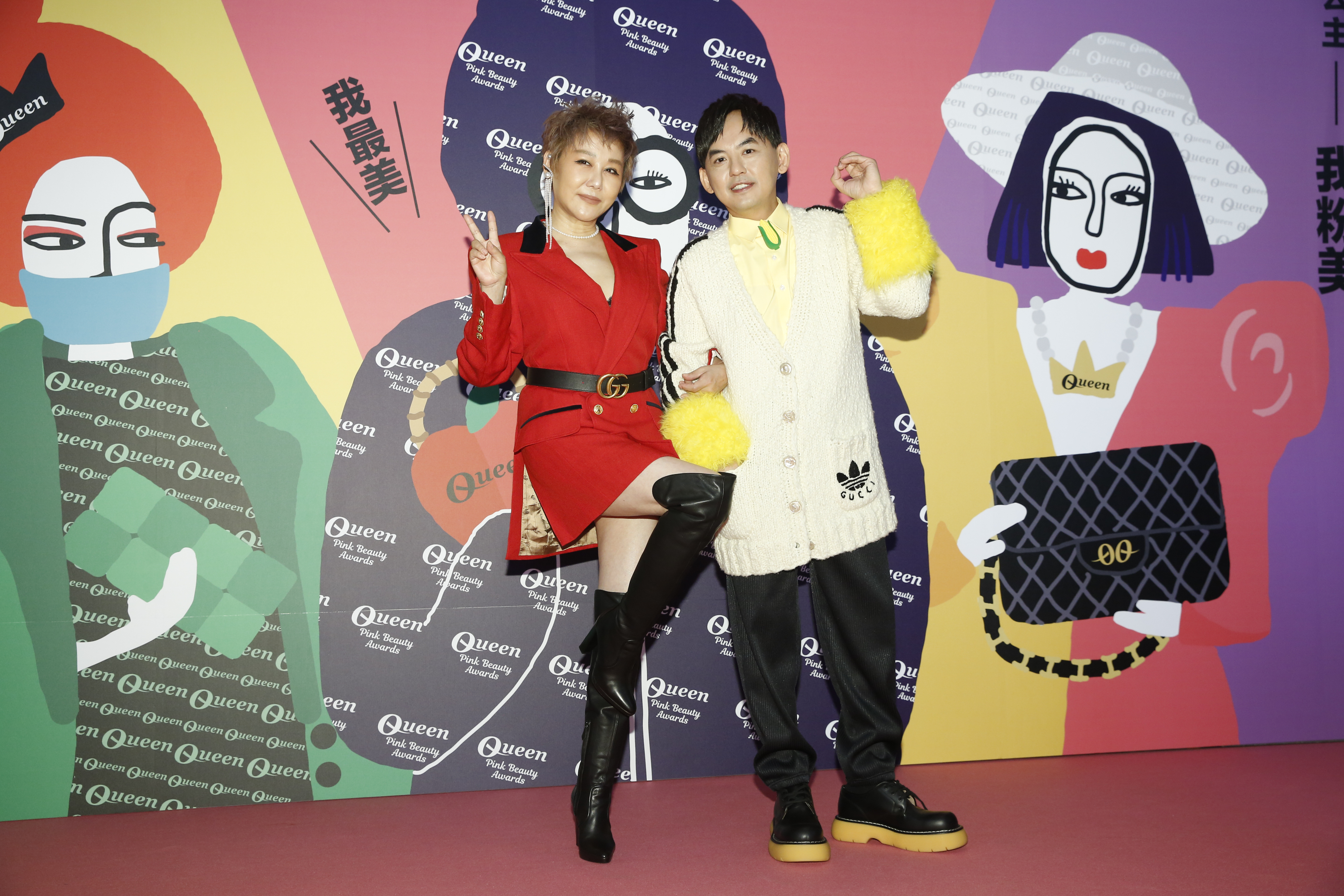 黃子佼（右）與藍心湄（左）今出席粉美賞頒獎典禮。