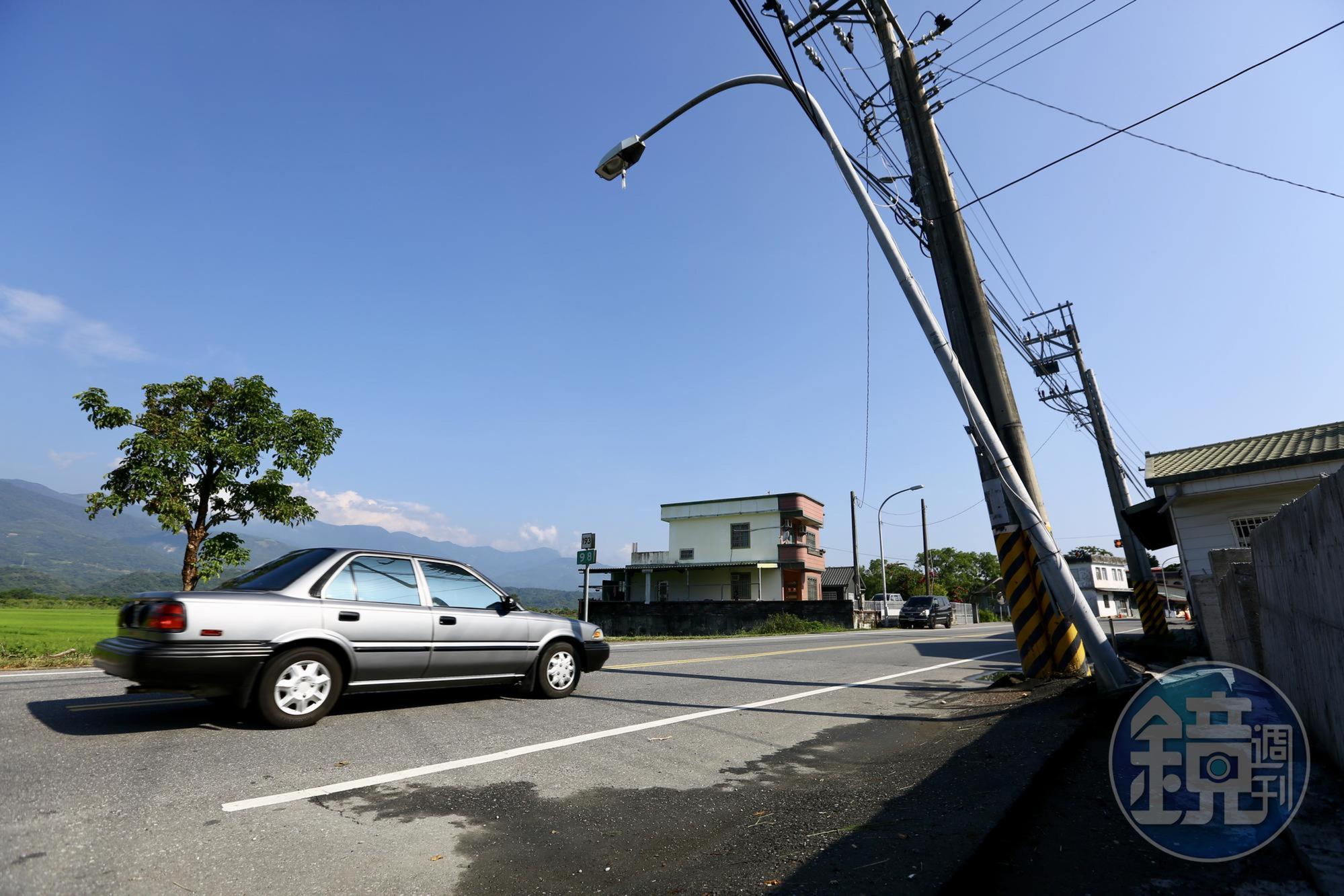 昨日地震,花蓮松浦里街道出現電線桿傾斜。