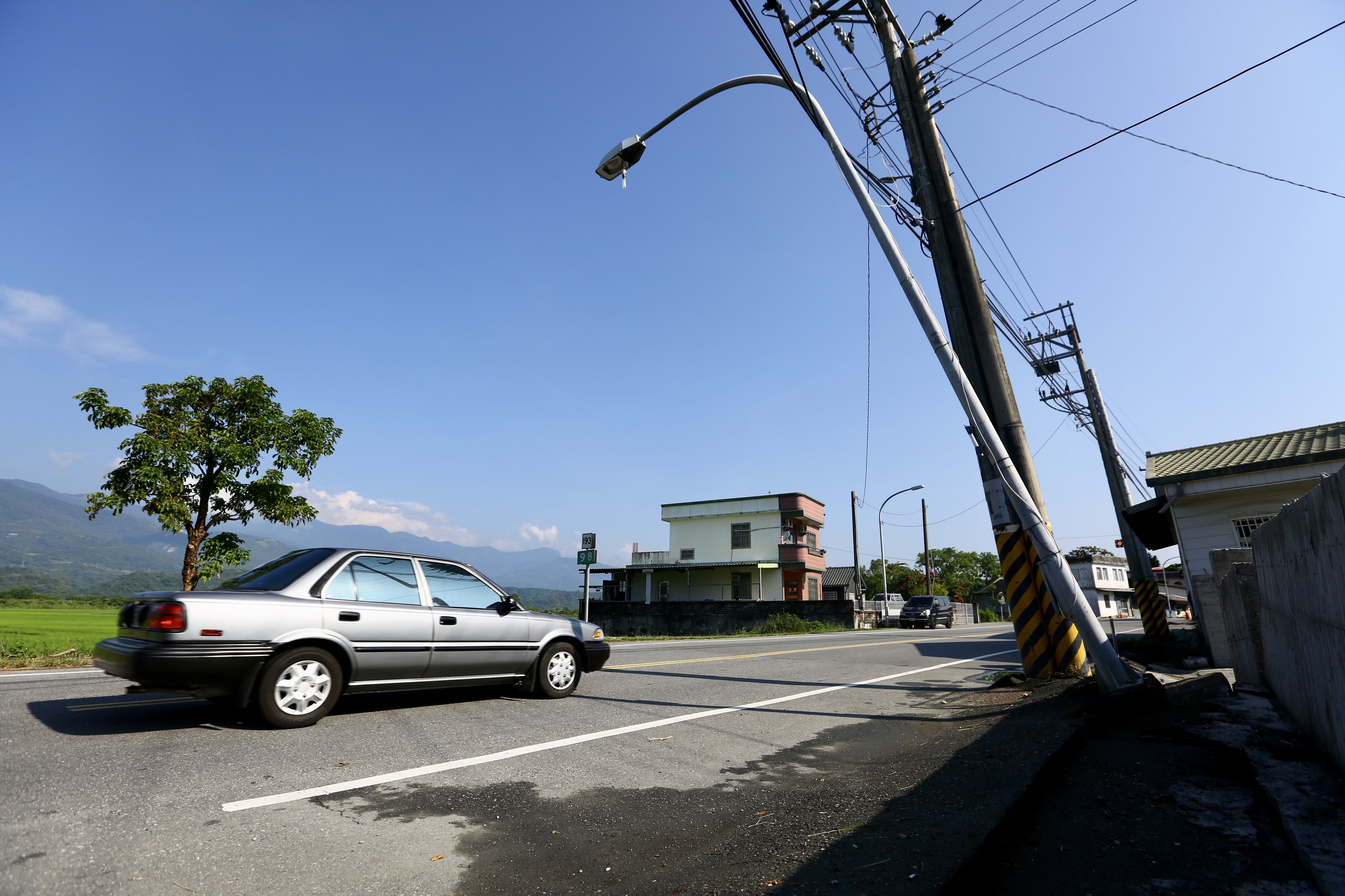 昨日地震，花蓮松浦里街道出現電線桿傾斜。