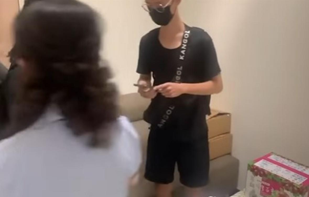 一名男子拍攝客運駕駛危險駕駛影片，開價10萬元要公司買斷影片，並1週內開除該名駕駛。（翻攝自爆料公社）