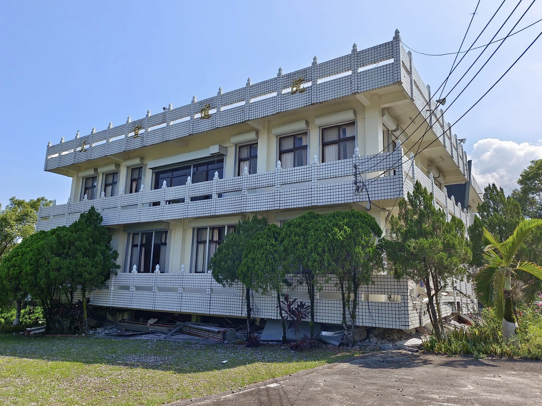 玉里鎮的天宣道院在強震後「3層變2層」，1樓直接被壓垮。（翻攝自臉書「玉里民眾服務站」）