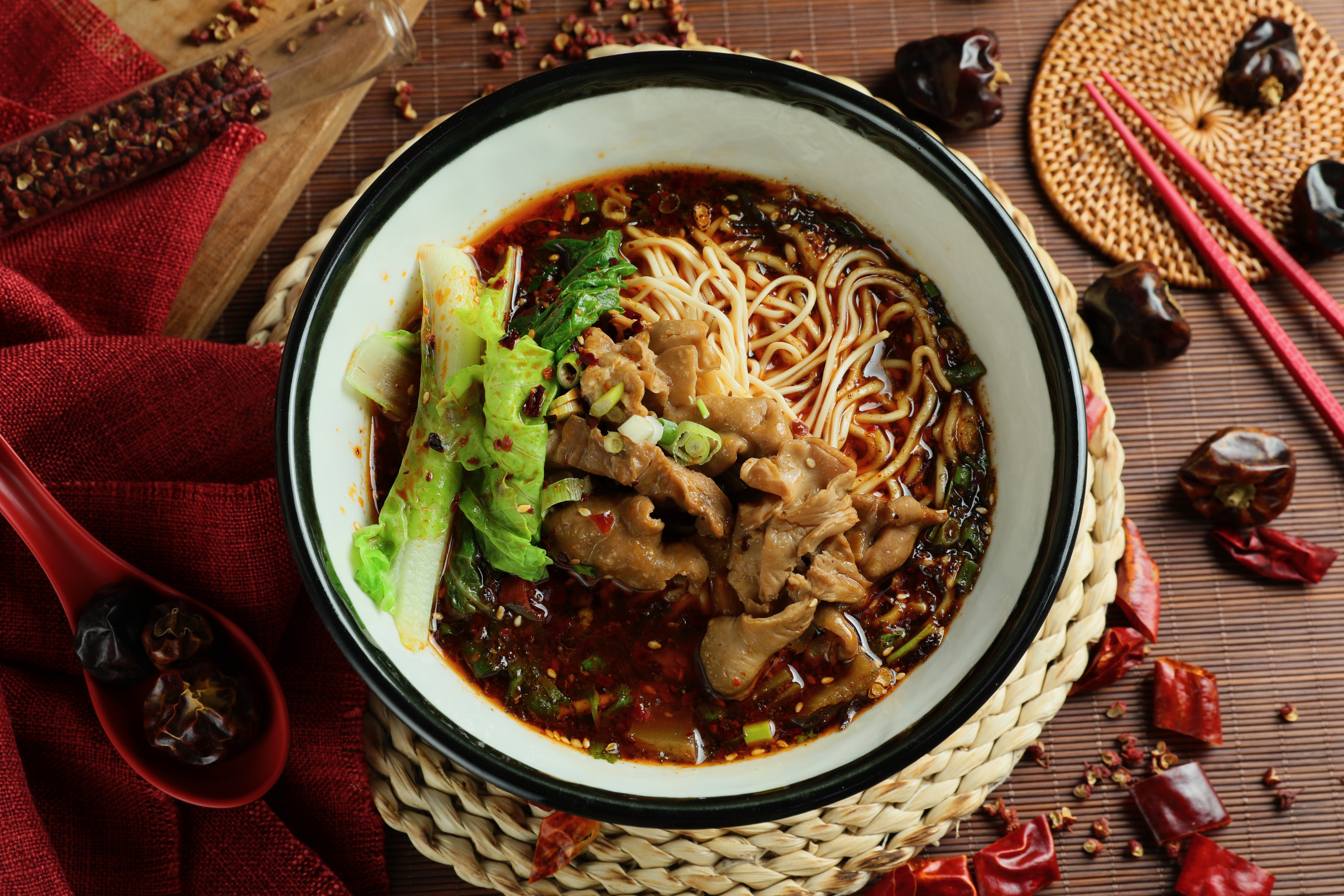 多虧有「九蜀麵」老闆付會的精湛手藝，不必遠行在台灣就能吃到道地重慶小麵。