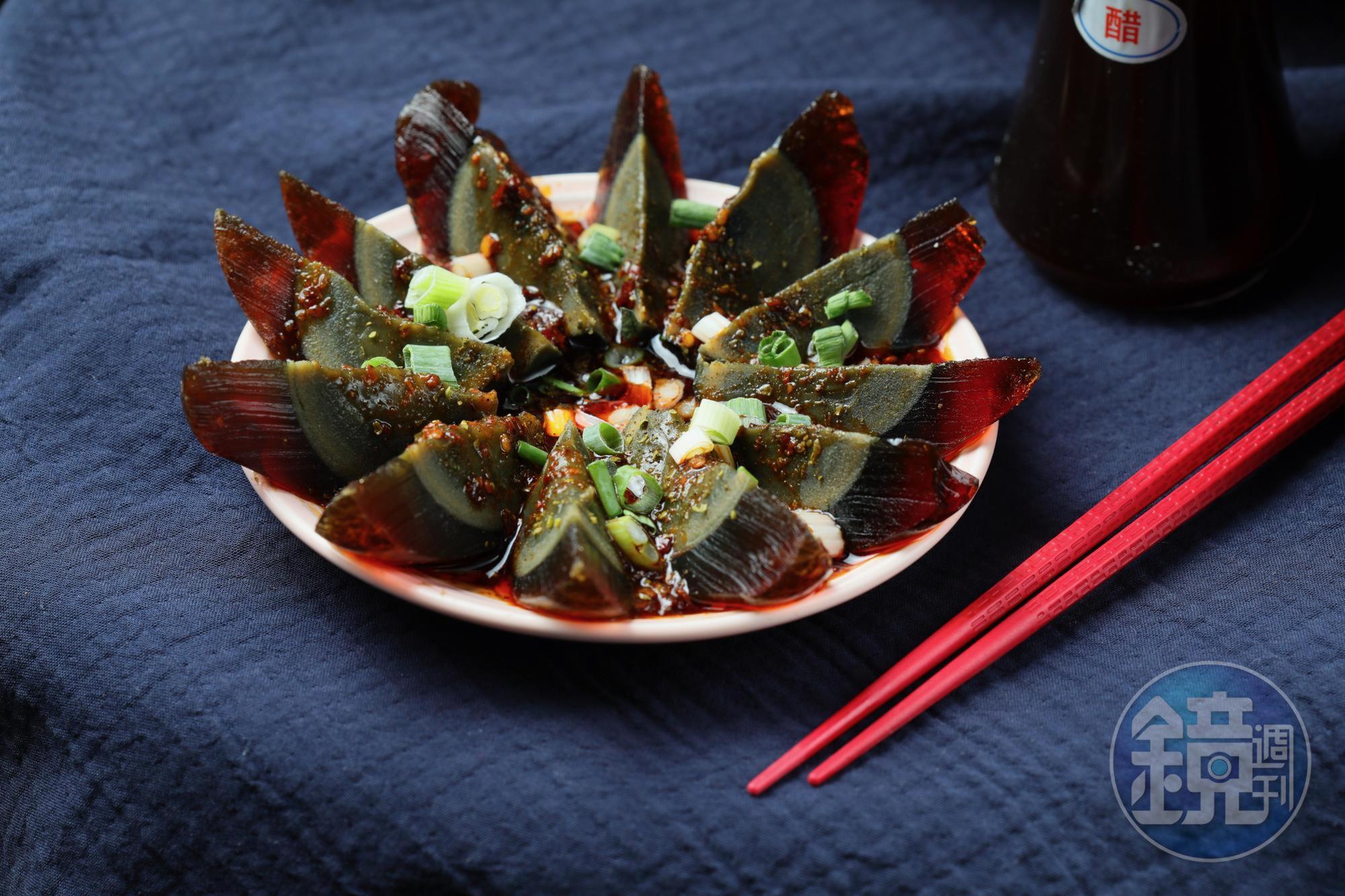 「川式皮蛋」淋上特調祕醬，味道特殊最是迷人。（40元／份）