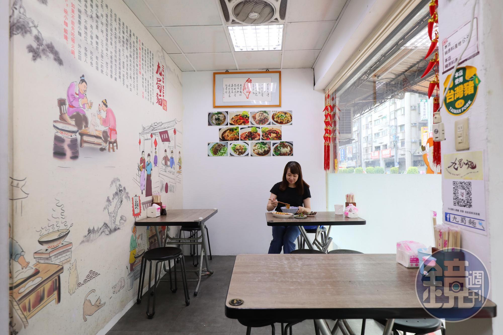 店裡牆上貼有菜色照片，首次造訪的客人可按圖點菜。