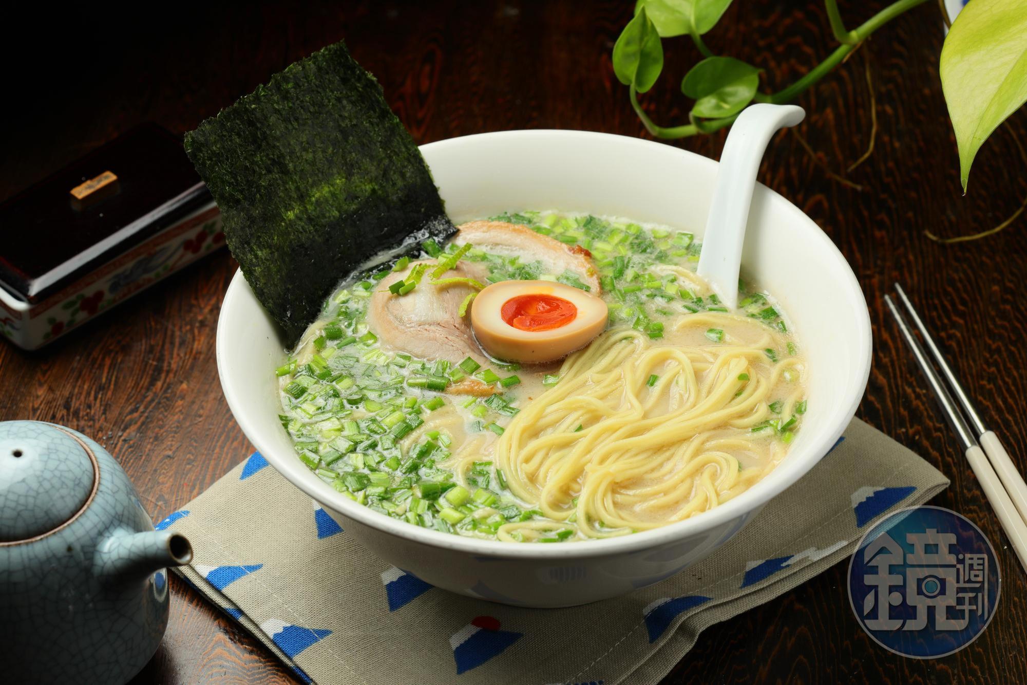 「元祖拉麵」以招牌豚骨湯，搭配大量韭菜提味，還喝得到一縷檸檬清香。（280元／碗）