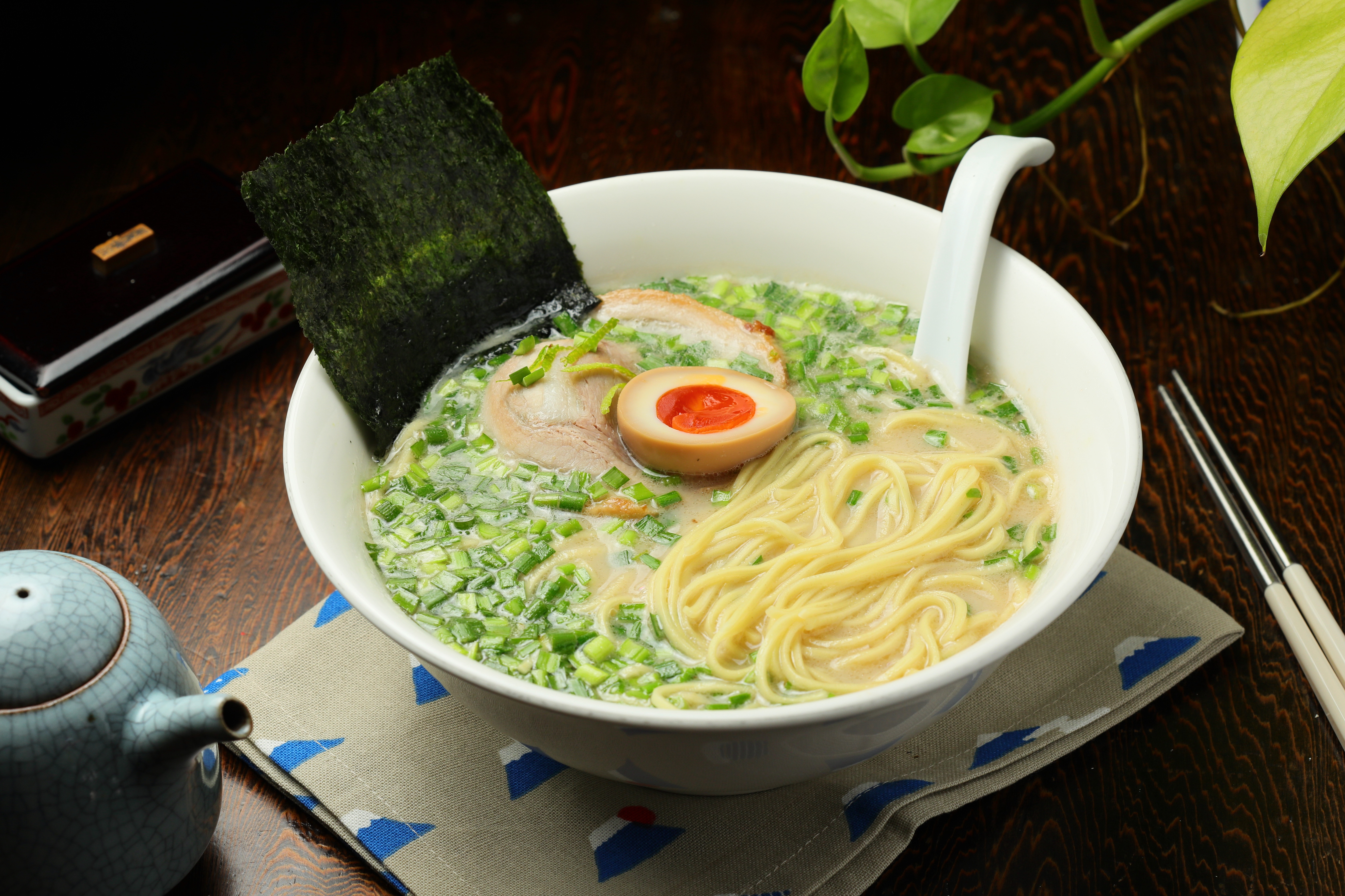 「元祖拉麵」以招牌豚骨湯，搭配大量韭菜提味，還喝得到一縷檸檬清香。（280元／碗）