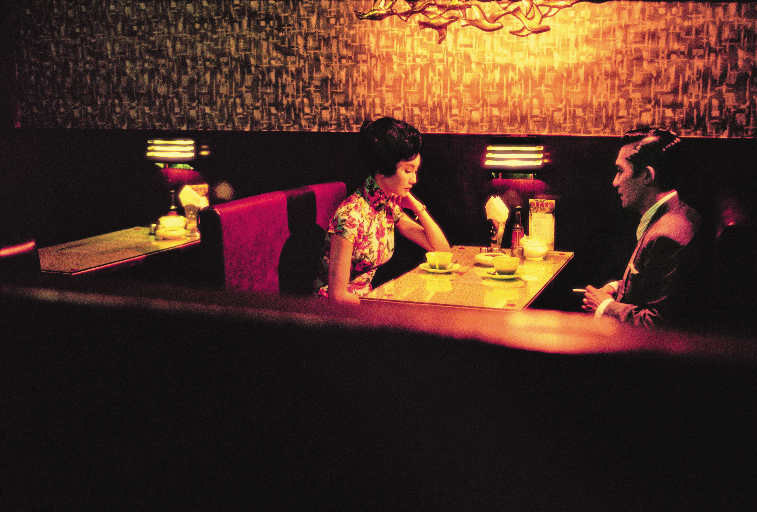 梁朝偉與張曼玉的曖昧氛圍，在攝影、造型美指的助攻下，被拉到極致。（CATCHPLAY提供）