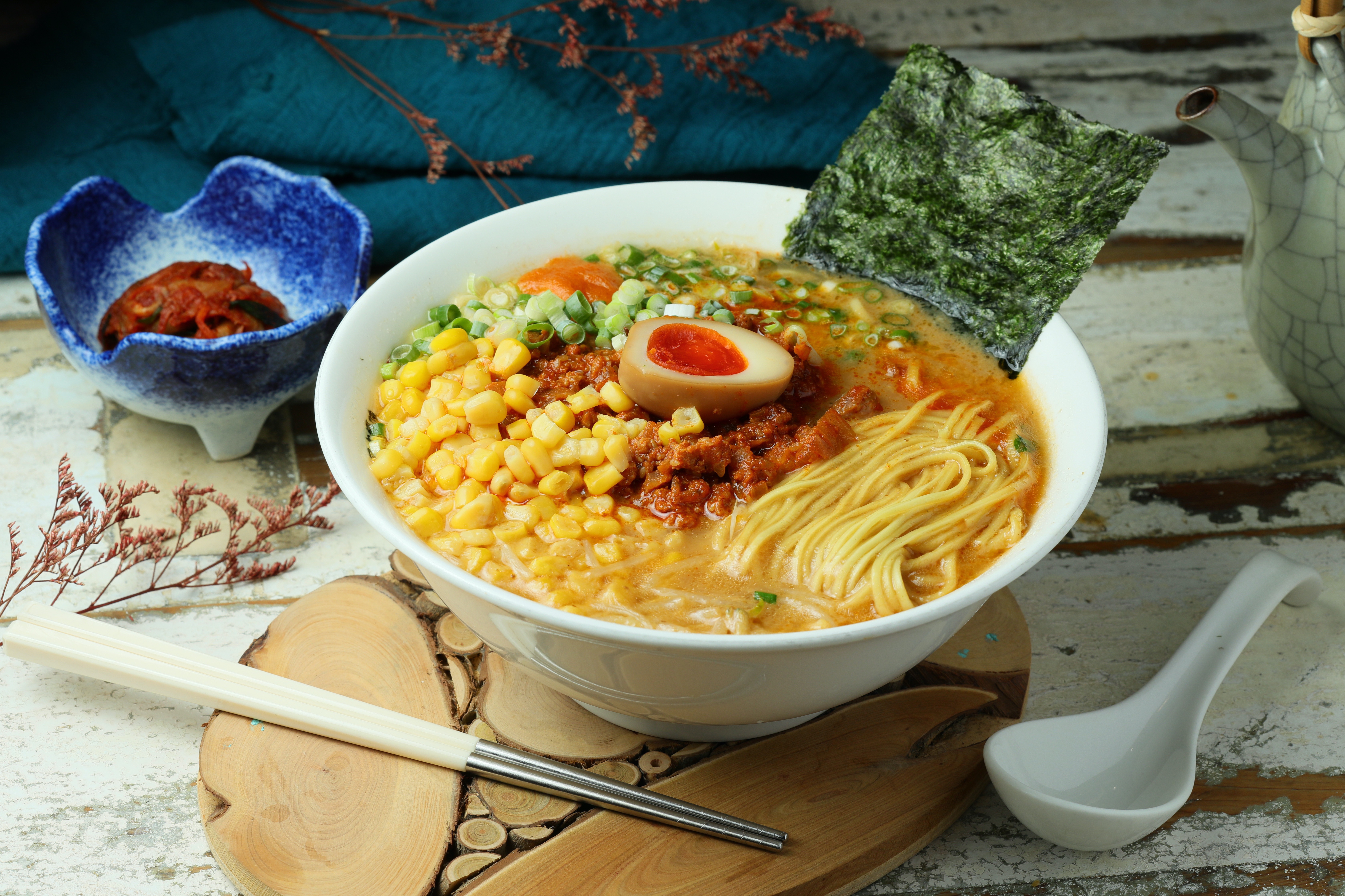 「六丁目拉麵」放進一大匙用豆瓣醬、辣椒炒的肉醬，適合無辣不歡的重口味。（340元／碗）