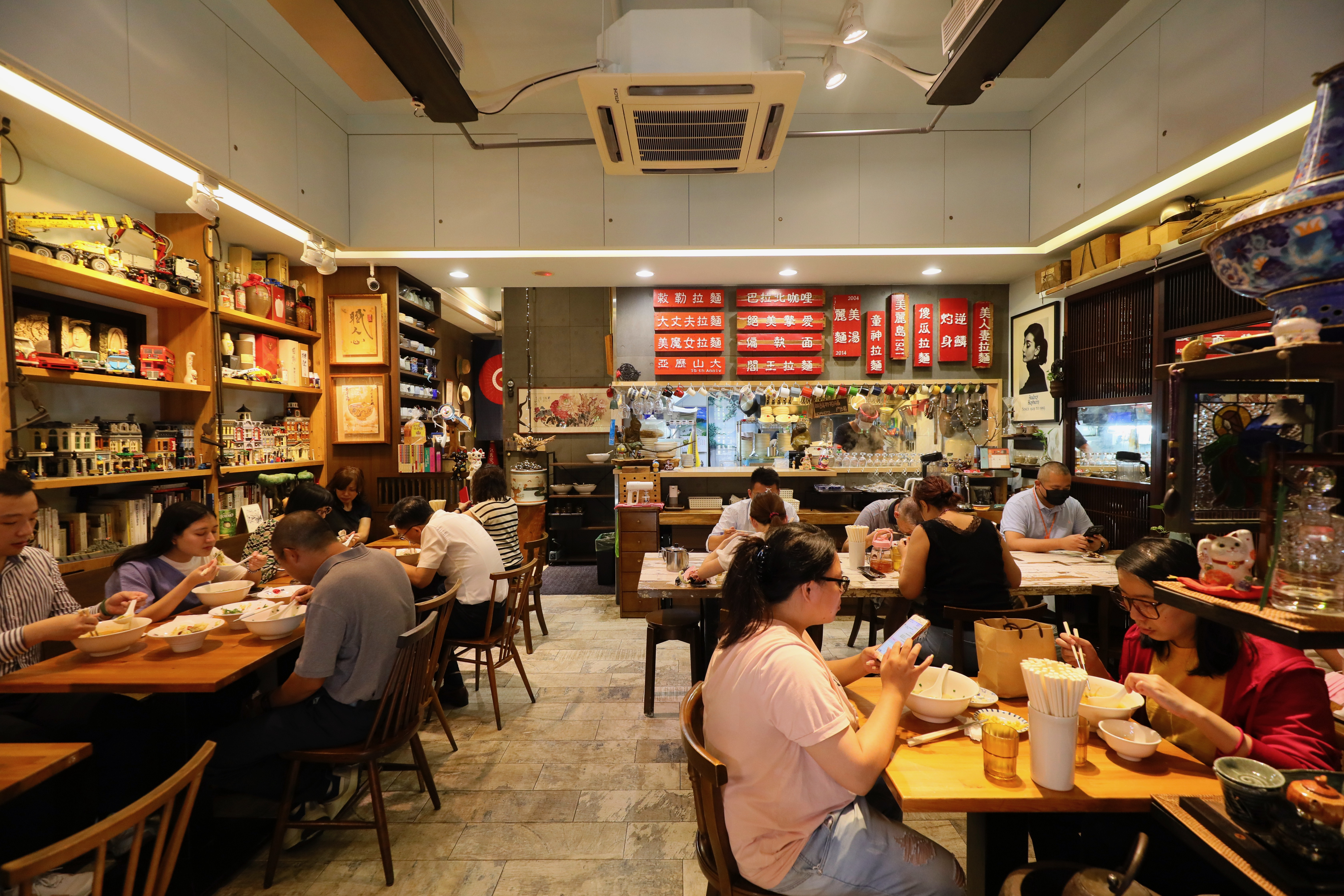 客人把握每週四天中午的餐期前來，因此開餐後總是座無虛席。