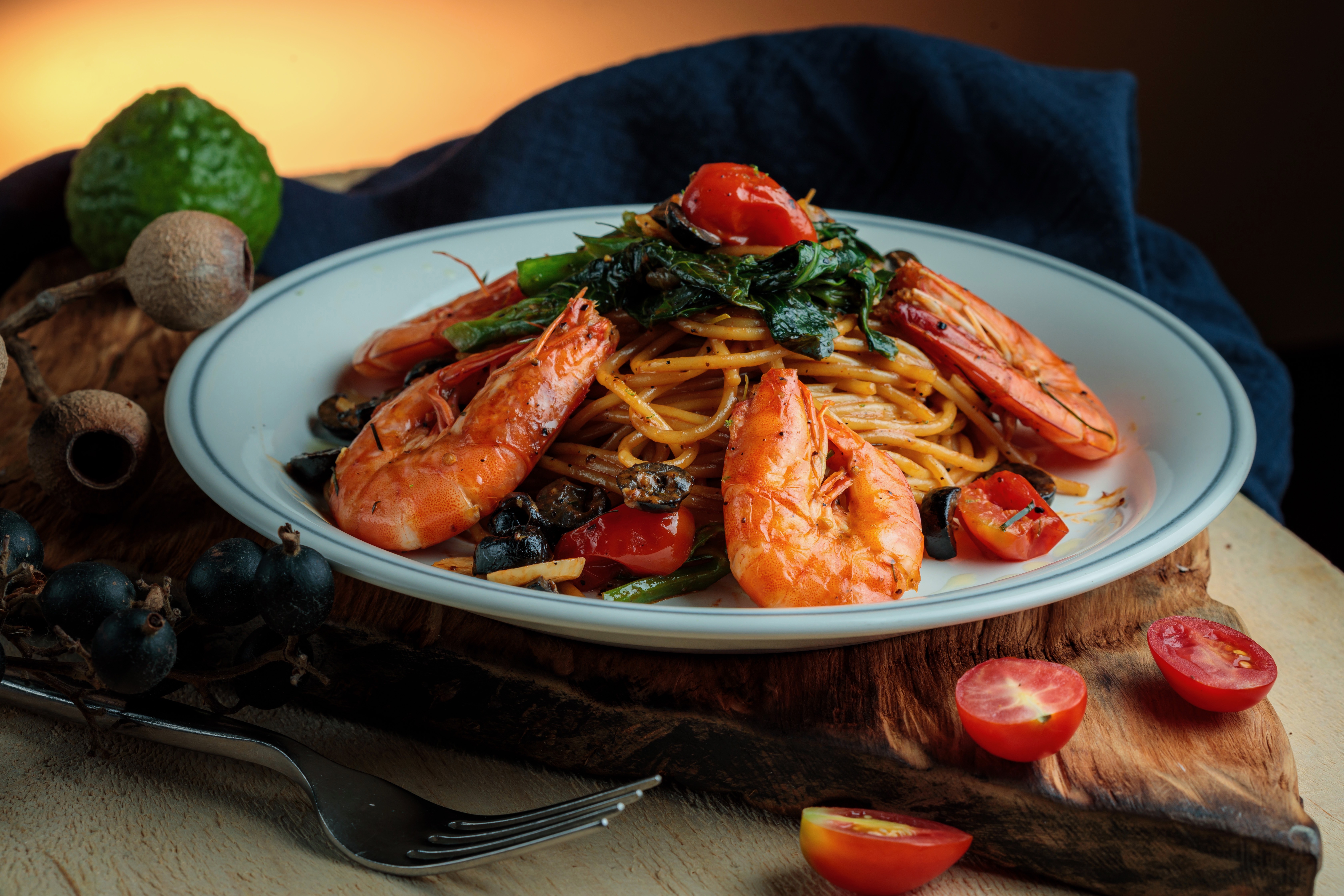 泰式風味「蝦 油菜花 檸檬葉」以新鮮帶殼白蝦與蝦高湯清炒，蝦味爆棚。（320元／份）