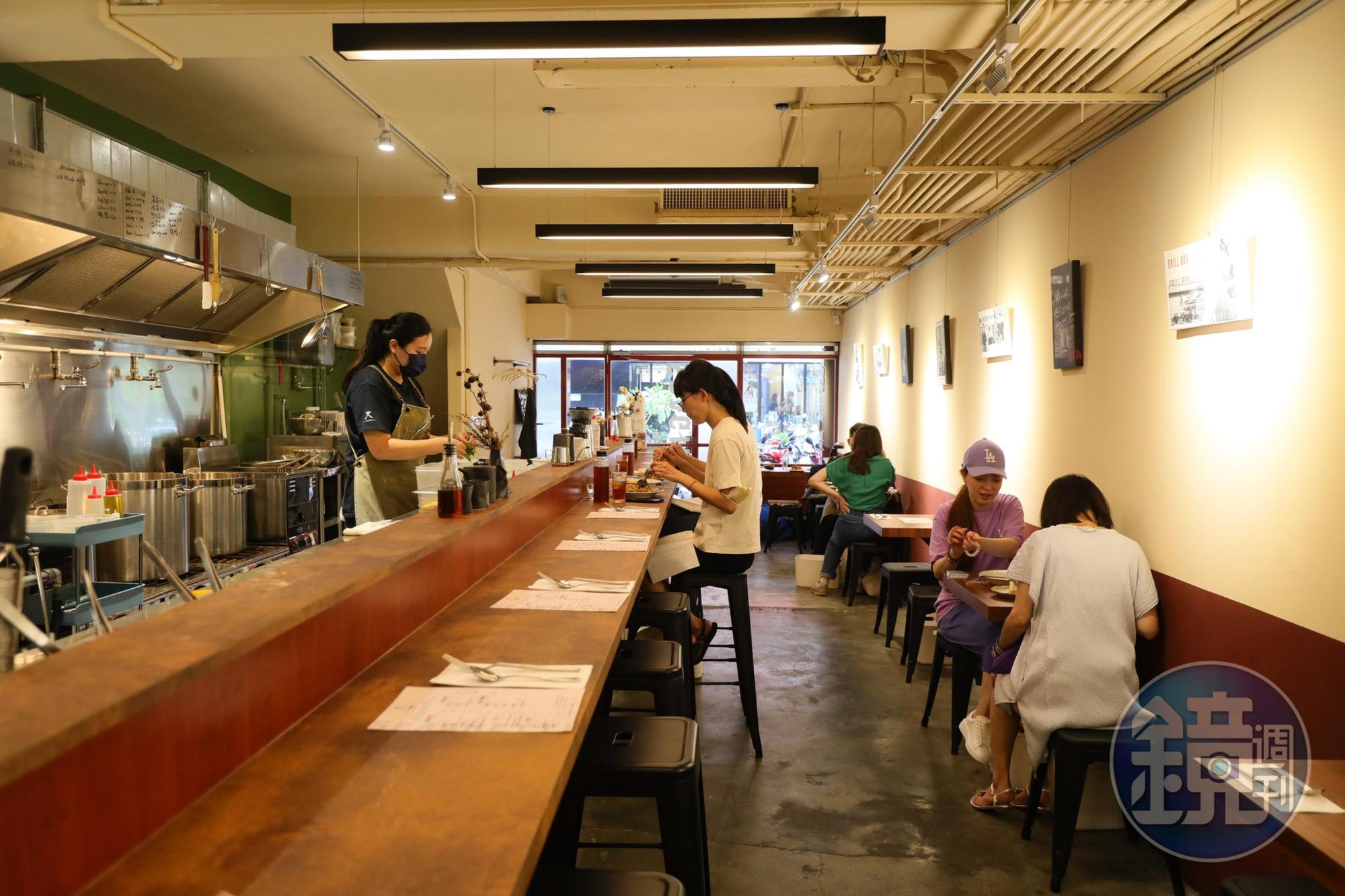 尖峰餐期時，若幸運坐上緊鄰開放式廚房的吧台，最能感受出餐節奏的俐落明快。