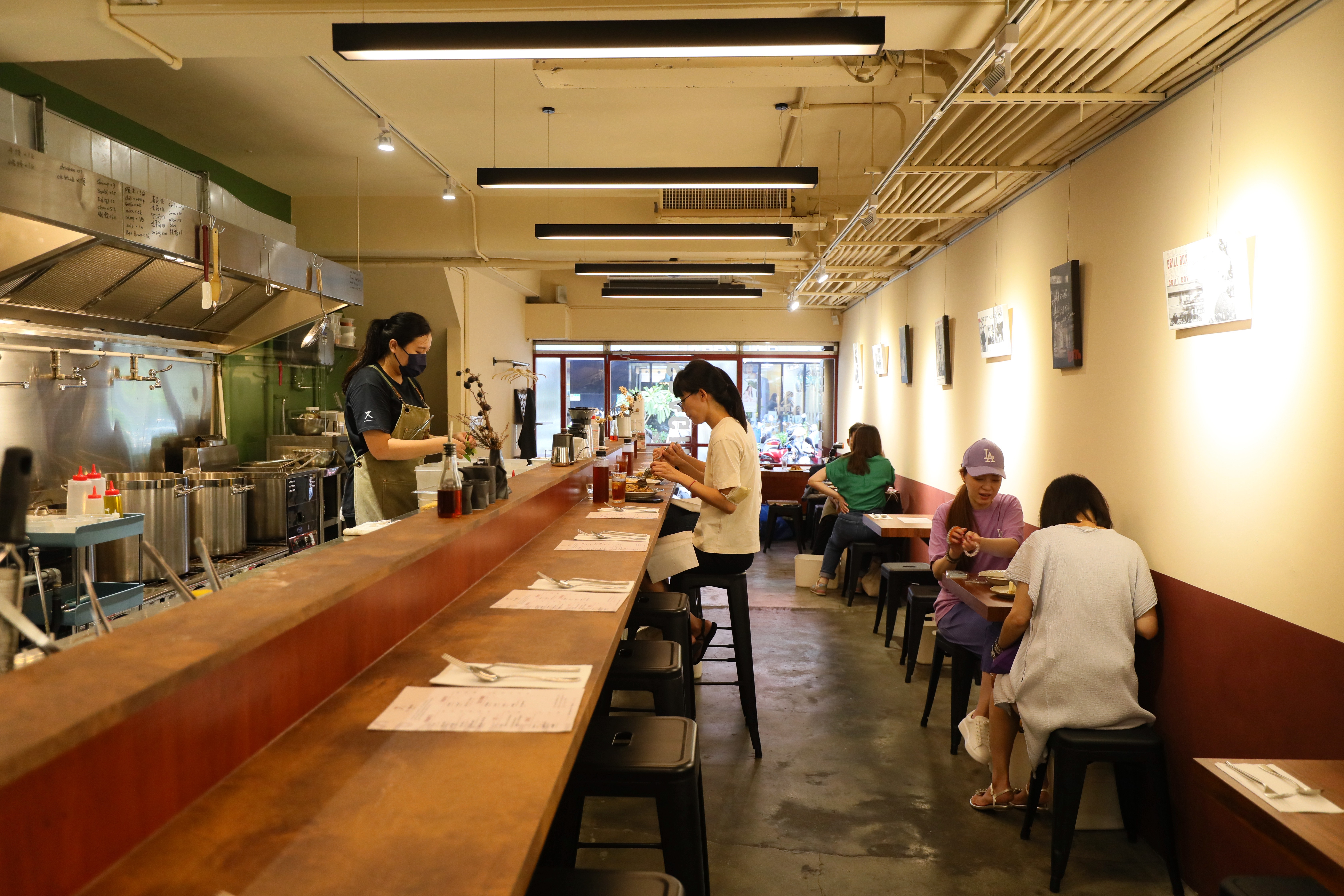 尖峰餐期時，若幸運坐上緊鄰開放式廚房的吧台，最能感受出餐節奏的俐落明快。