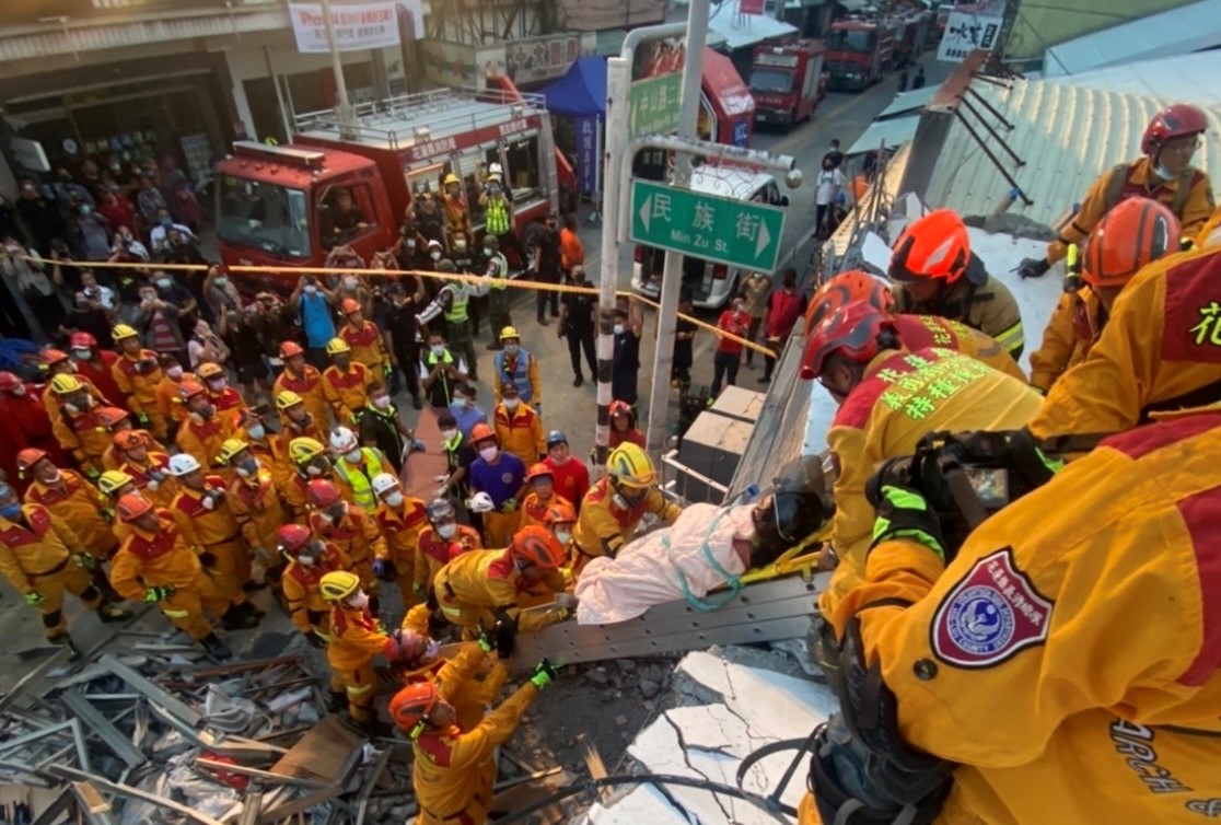 消防人員搶救民眾。（消防署提供）