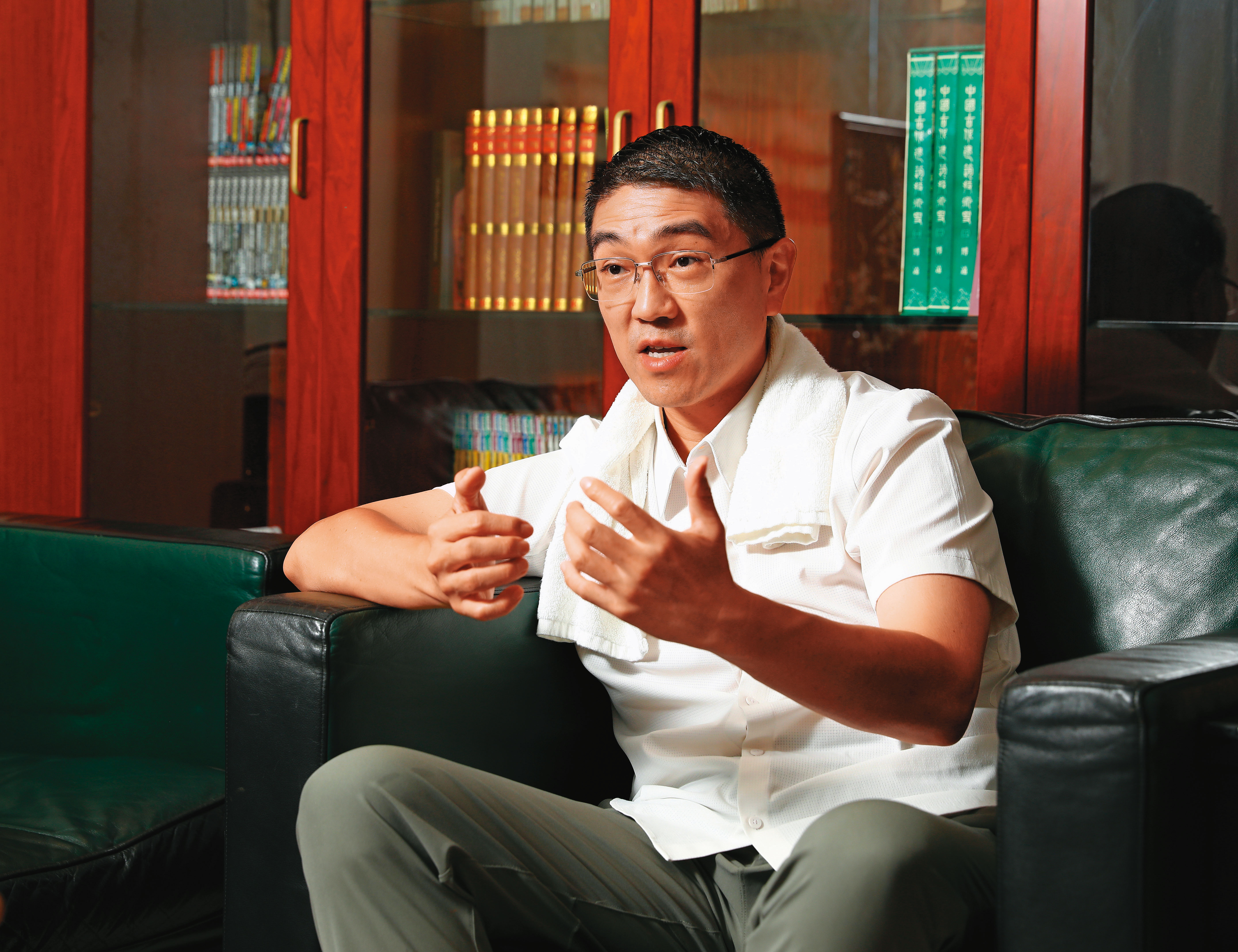 跑行程時，頸間圍著毛巾擦汗，已成為謝國樑這次選舉的正字標記。