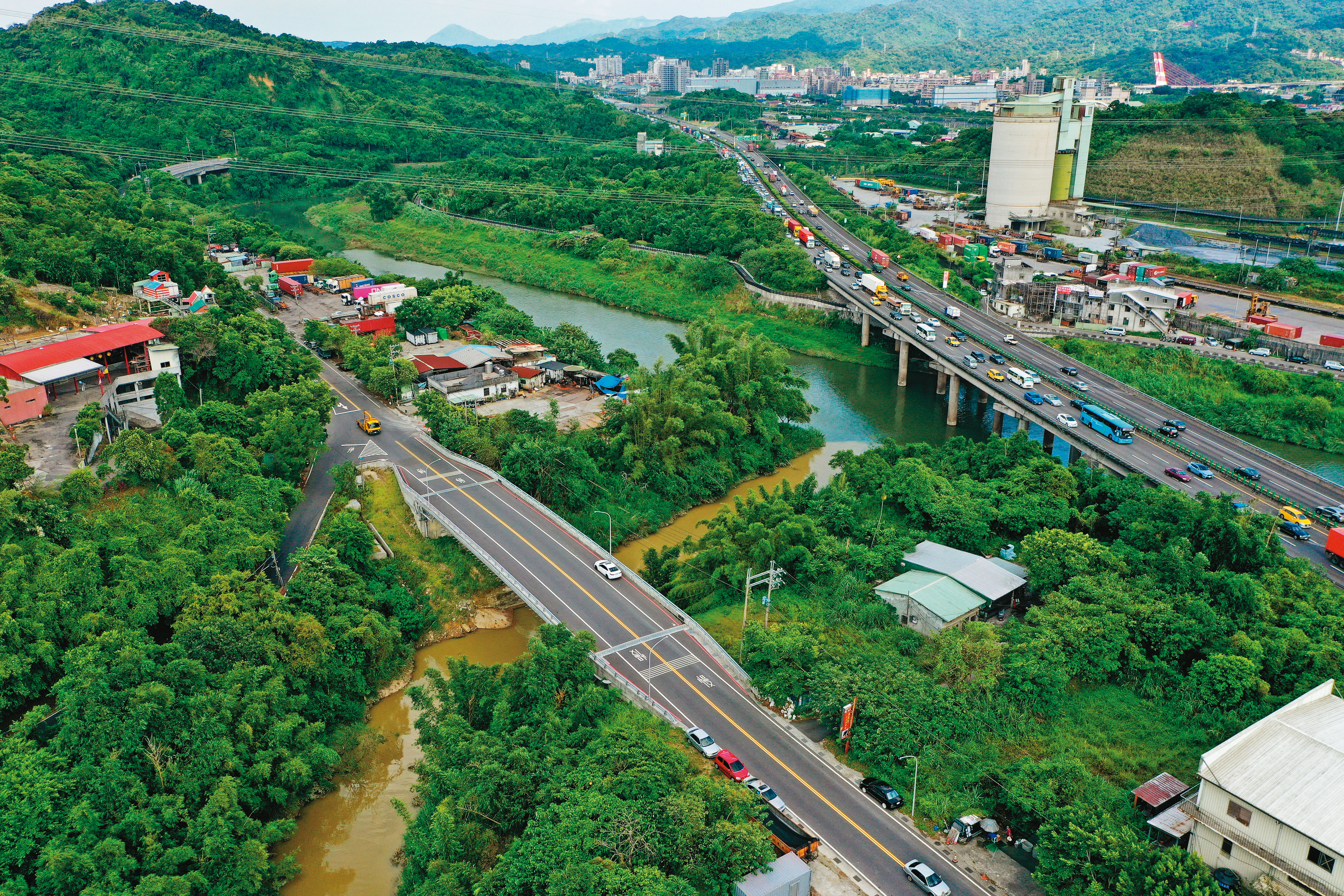 謝國樑認為要解決基隆的就業與交通問題，七堵的發展扮演重要角色。