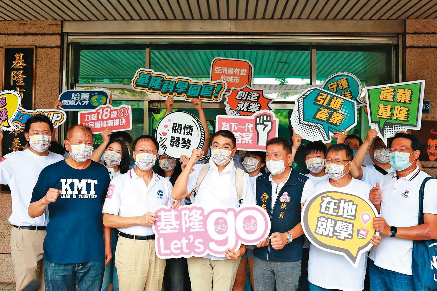 謝國樑（前中）希望當選後招募全民志工，更提出免費電動車補助政見，增加誘因。 （翻攝謝國樑臉書）