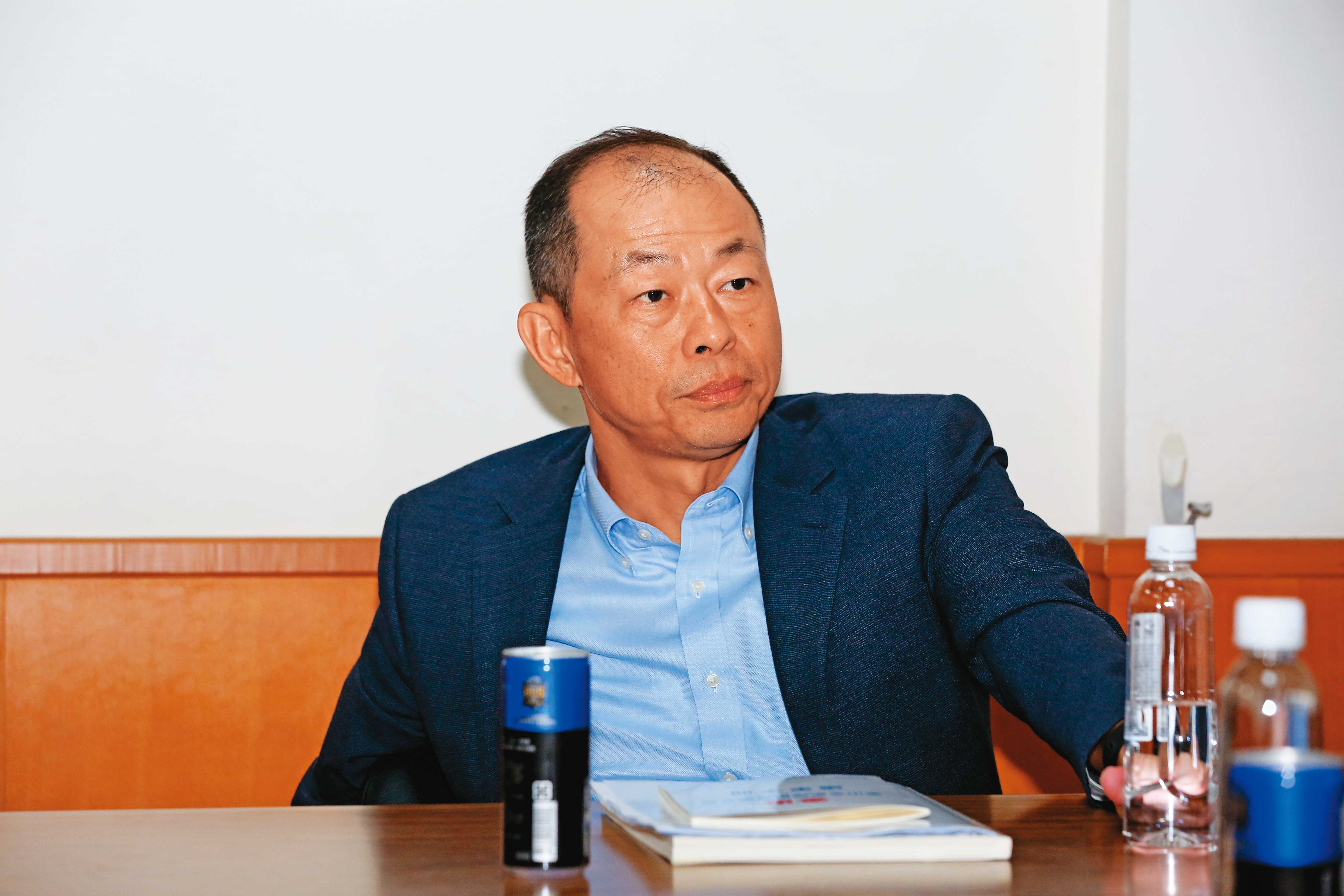市場派龍邦來勢洶洶，以董事長詹景超為首的泰山公司派如坐針氈。