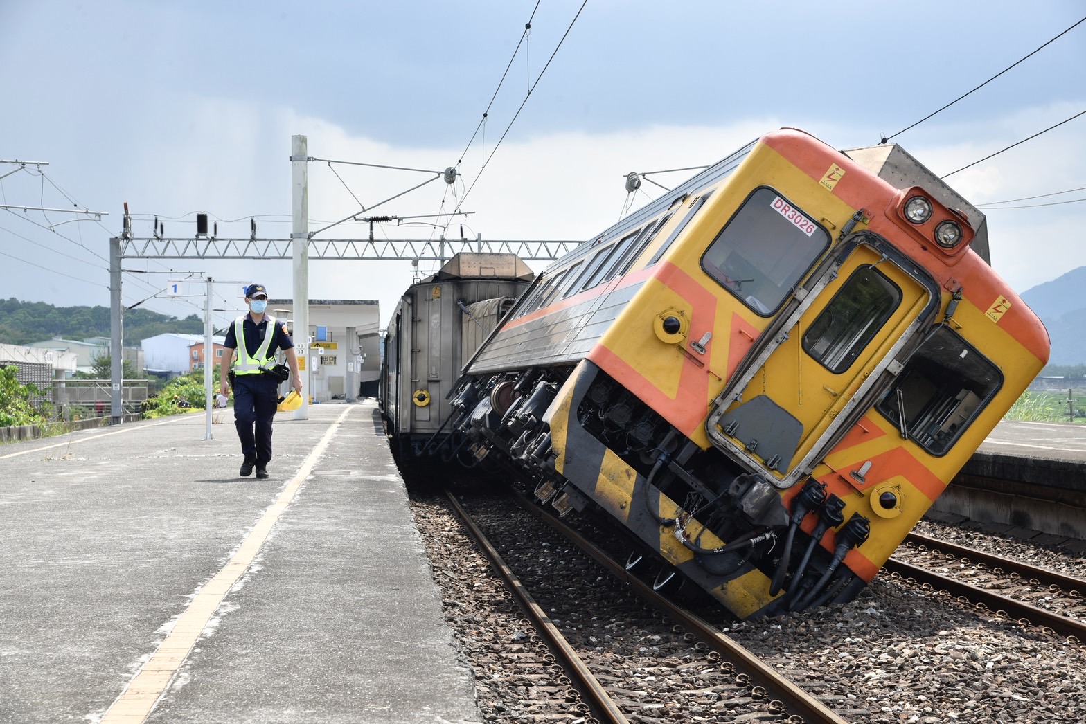 自強號行經花蓮東里站時，受到東里站倒塌影響脫軌傾斜翻覆。